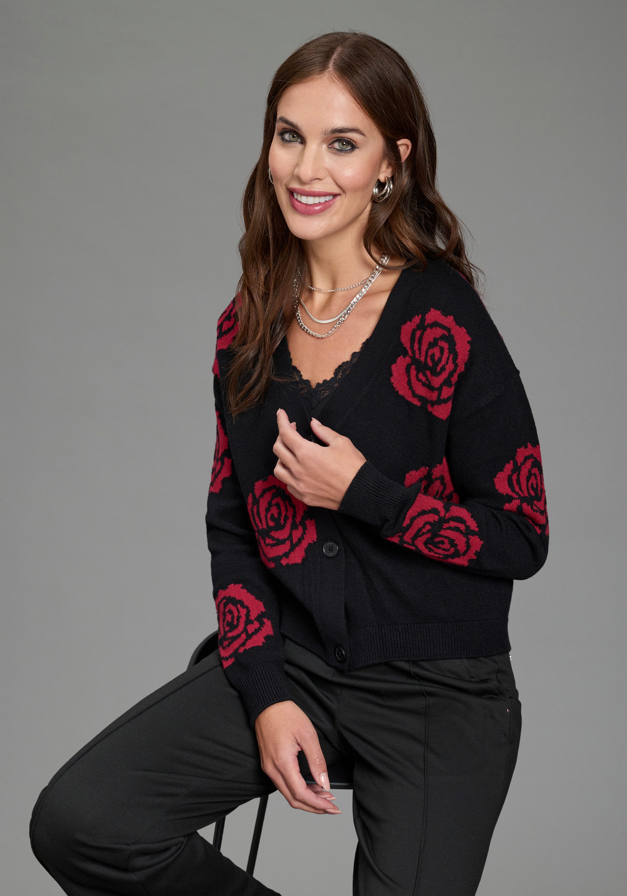 Bruno Banani Cardigan aus Jacquard-Strick mit Muster, kurze Form, mit V-Ausschnitt, lässig geschnittene Passform. € 49,99, (€ 49,99 pro 1 Stk).