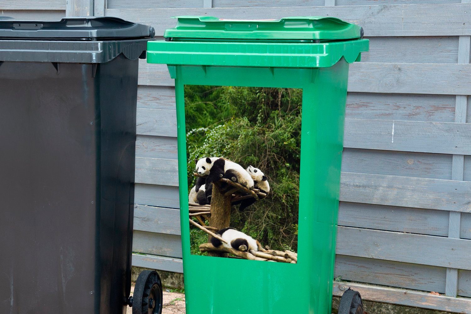 Abfalbehälter MuchoWow Wandsticker Mülltonne, Container, St), Pandas Sticker, - Holz - Treppe (1 Mülleimer-aufkleber,