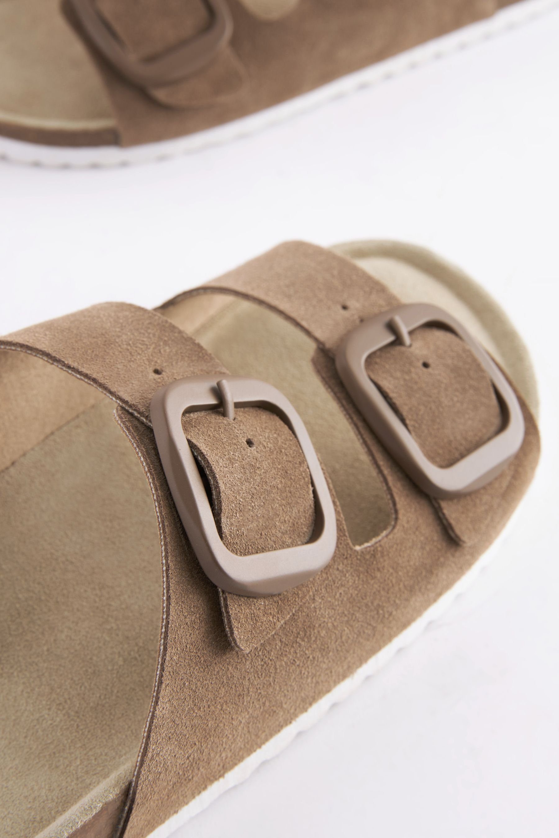 Brown und aus mit Doppelriemen Nerzfarben Fußbett Leder Next Sandalen Sandale (1-tlg)