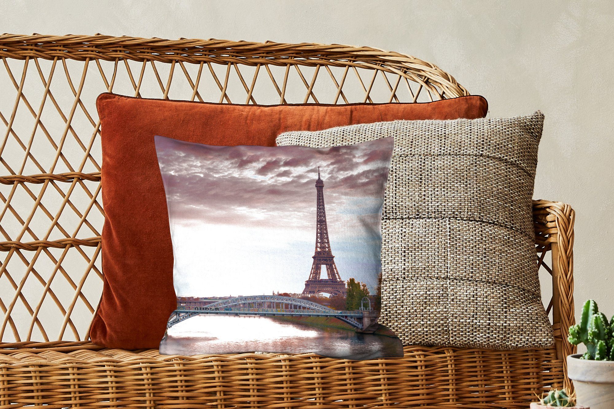 MuchoWow Dekokissen Sofakissen Füllung wunderschöner für dem orangefarbener Ein mit über Wohzimmer, Zierkissen Himmel Schlafzimmer, Paris, Eiffelturm Deko, in