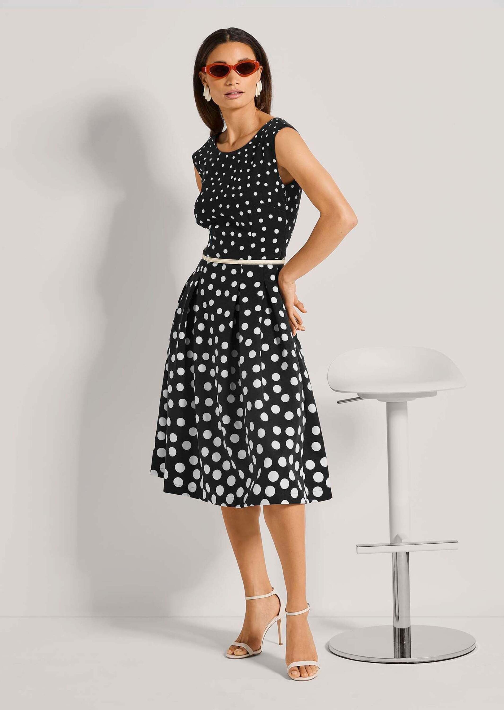 MADELEINE Midikleid Kurzarm Tupfenkleid in Midilänge Ärmelloses Design mit V-Ausschnitt hinten