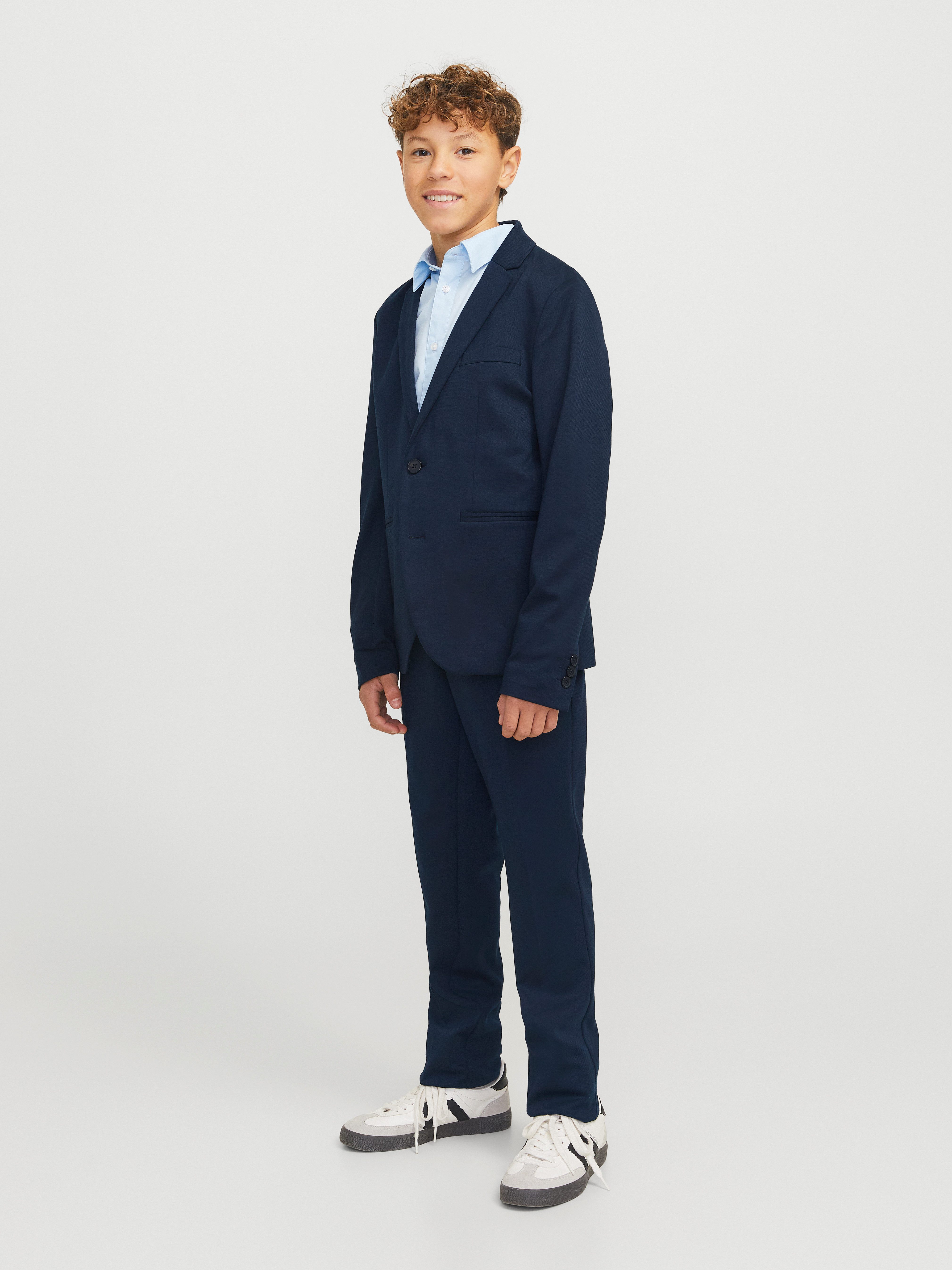 Jack & Jones Junior Anzug JJEJAXON sorgt für stylischen Look mit optimaler Passform (Set, 2-tlg) unifarben, modisch, slim fit, Jersey, Reverskragen – Bild 2 von 5