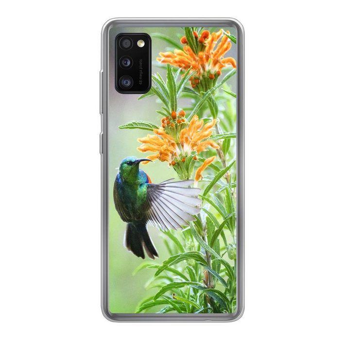 MuchoWow Handyhülle Nahaufnahme eines bunten Vogels neben Pflanzen mit orangefarbenen Handyhülle Samsung Galaxy A41 Smartphone-Bumper Print Handy