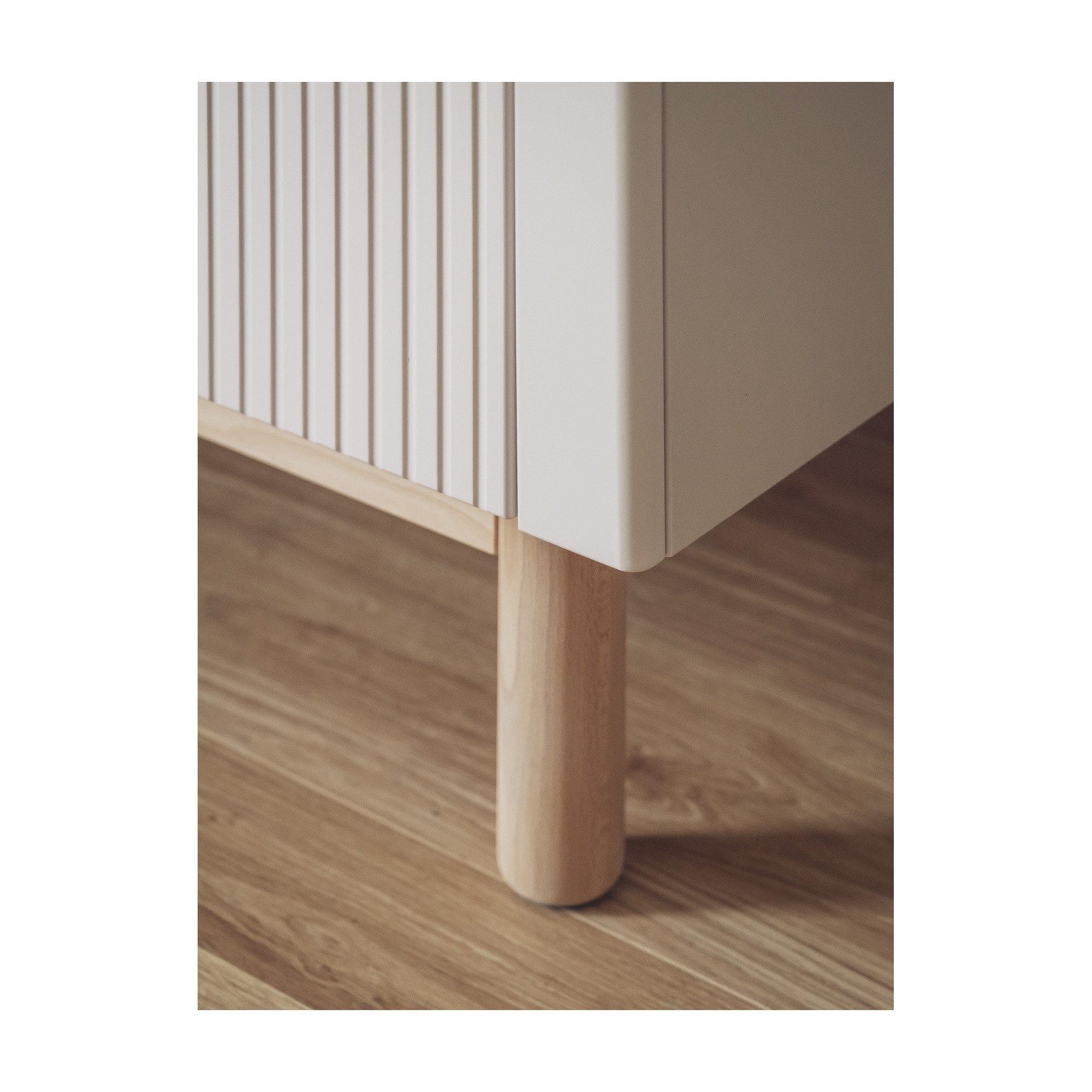 Raumhirsch Furniture Spielzeugtruhe Elegante Spielzeugtruhe MILOO mit Absenkautomatik (Maße: 90,6 x 42,5 x 58,8 cm (Absenkautomatik, vielseitig einsetzbar), Geriffelte Fronten, Buchenholz-Elemente, klassisch-modernes Design