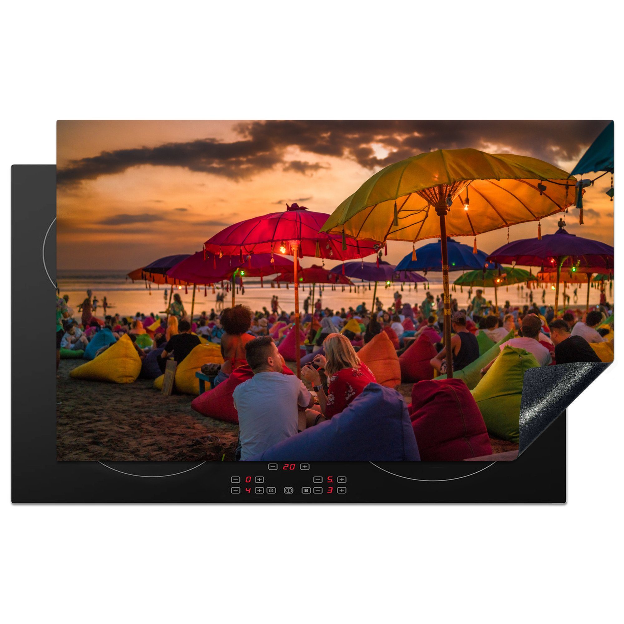 MuchoWow Herdblende-/Abdeckplatte Touristen genießen den Sonnenuntergang am Strand von Denpasar in Bali, Vinyl, (1 tlg), 83x51 cm, Ceranfeldabdeckung, Arbeitsplatte für küche