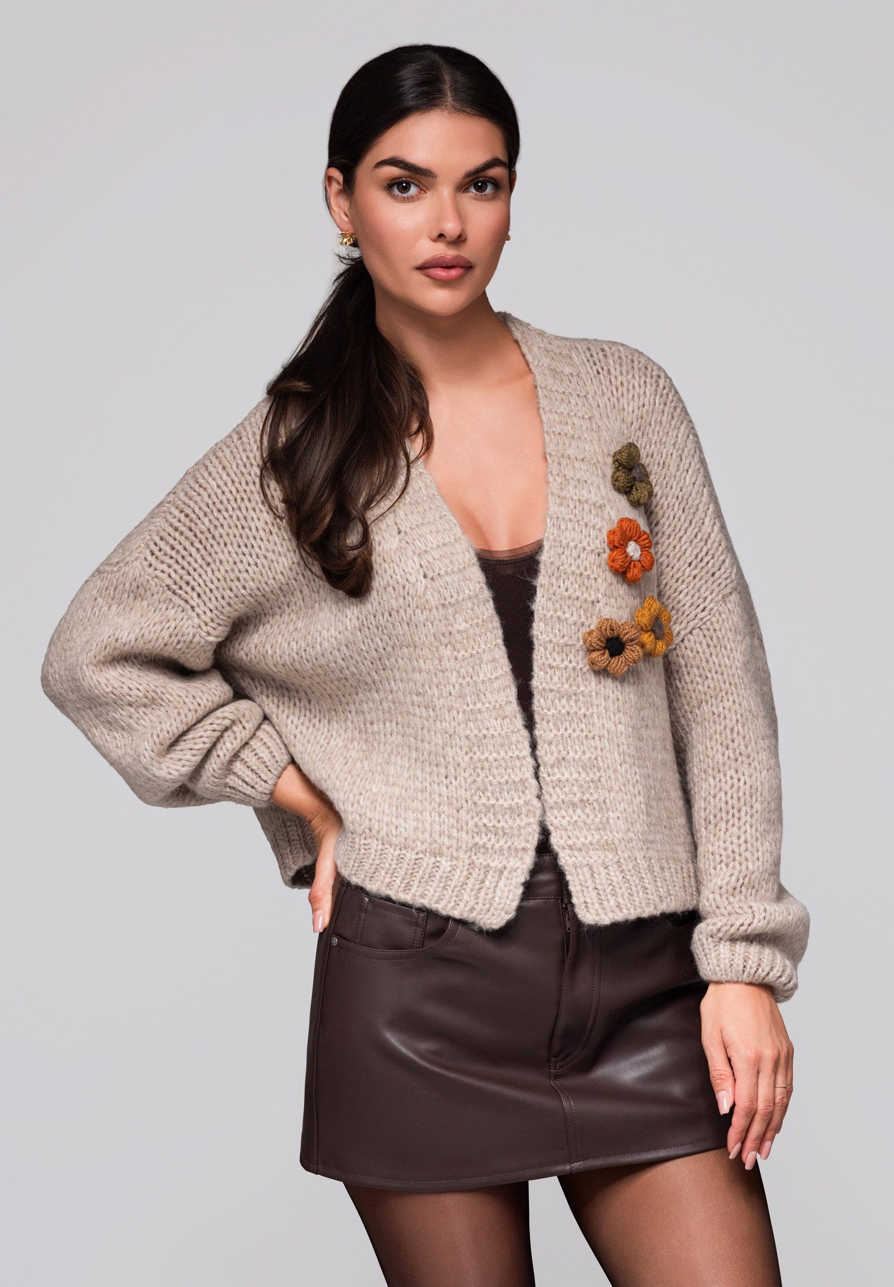 OMBRE Strickpullover Strickjacke mit gehäkelten Blumen