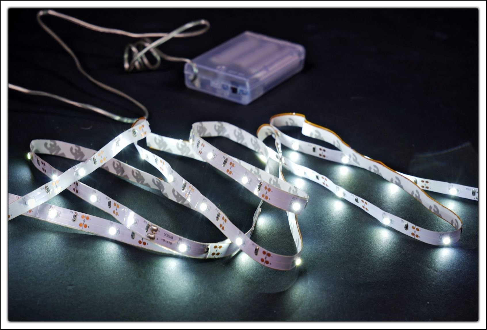 Spetebo LED Stripe LED Stripe mit 90 LED in kalt weiß - 300 cm, 90-flammig, Batterie betriebenes Lichtband mit 90 LED