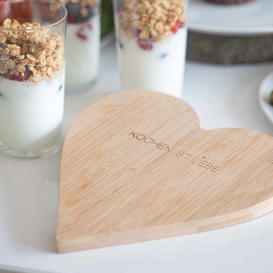 Räder Design Schneidebrett Schneidebrett aus Bambus Herzform " Kochen ist Liebe " von räder desig