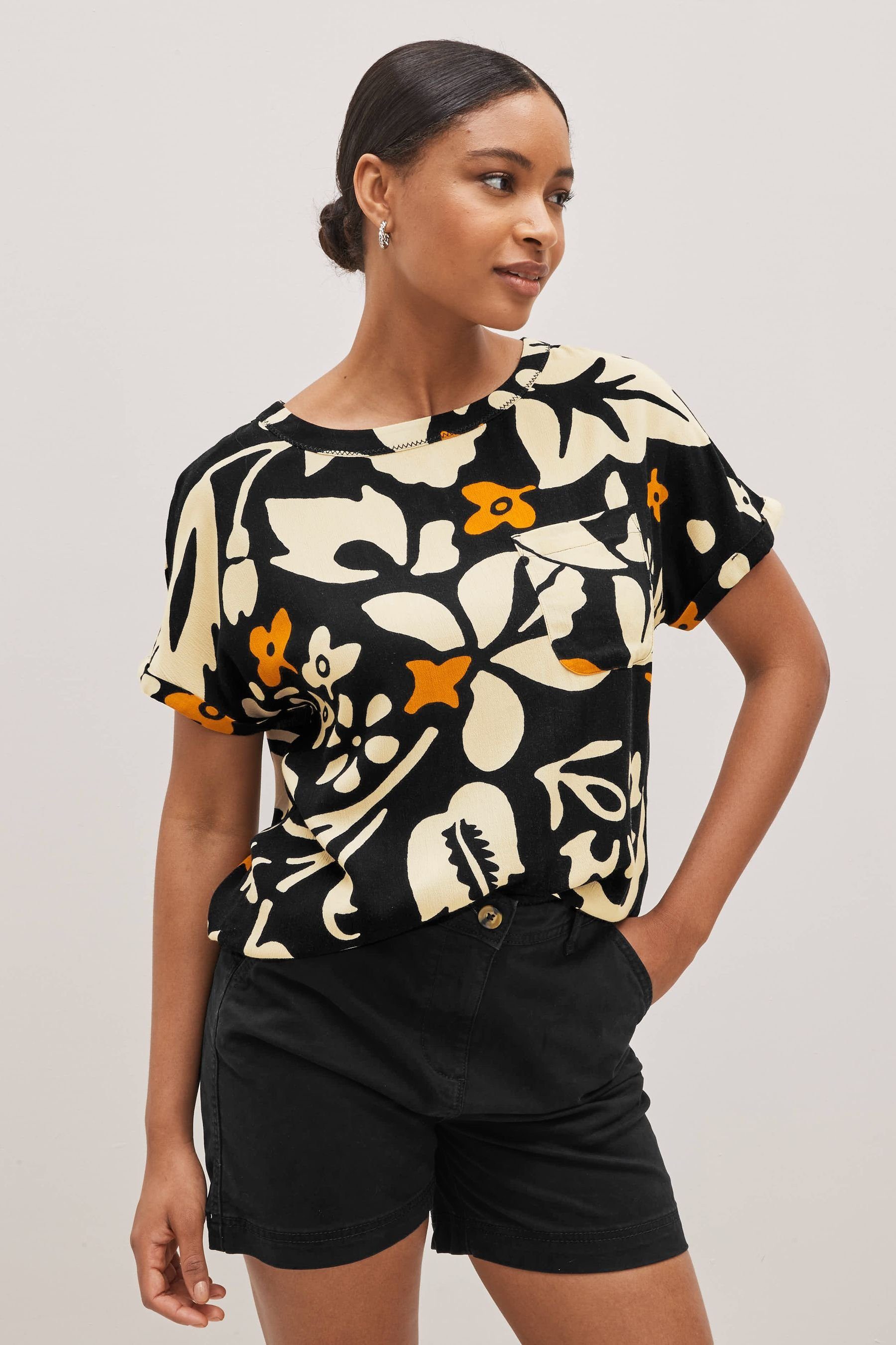 Next T-Shirt T-Shirt mit Tasche + abgerundetem Saum, Kurzgröße (1-tlg) Black/Ecru White Floral