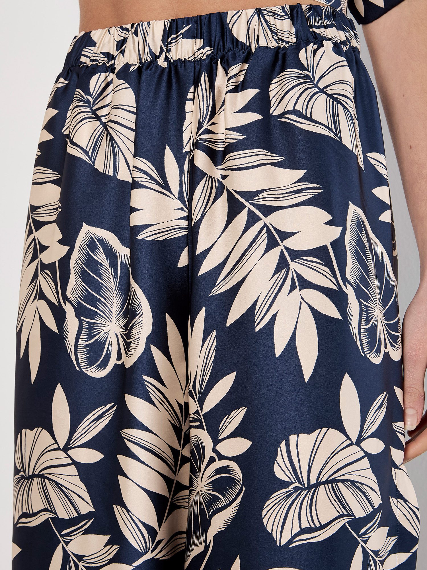 Apricot Palazzohose Satinhose mit Palmenblätterdruck