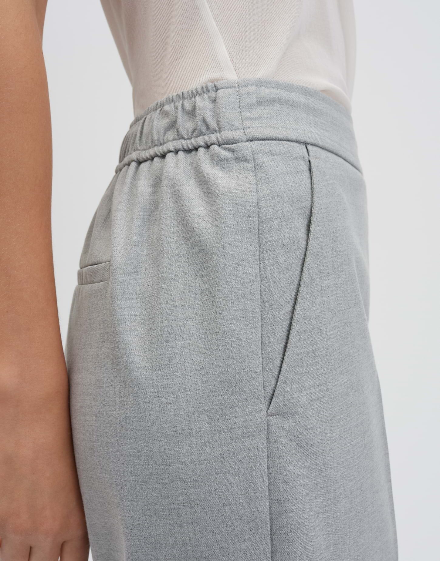 someday Stoffhose CEVIL CROPPEDs aus recyceltem Polyester Mix Knitterarm mit geradem Bein und Gummibund hinten