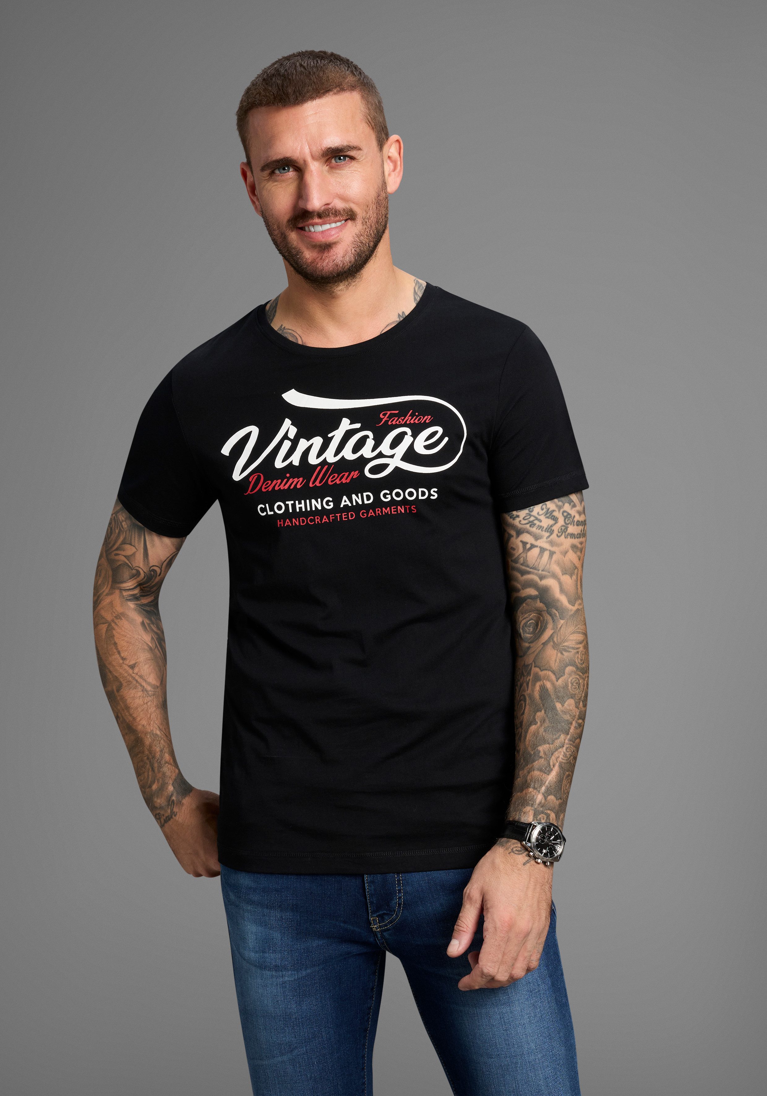 AJC T-Shirt kurzärmelig, schmal geschnitten, mit stylischem Druck günstig online kaufen