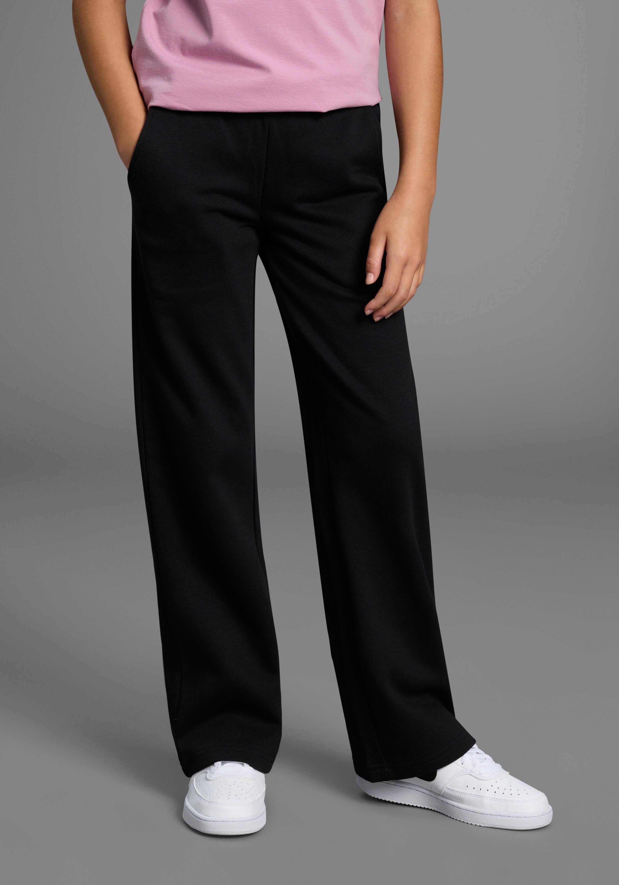 KIDSWORLD Sweathose Sweathose mit weitem Bein Weite Sweathose mit Herz-Stickerei