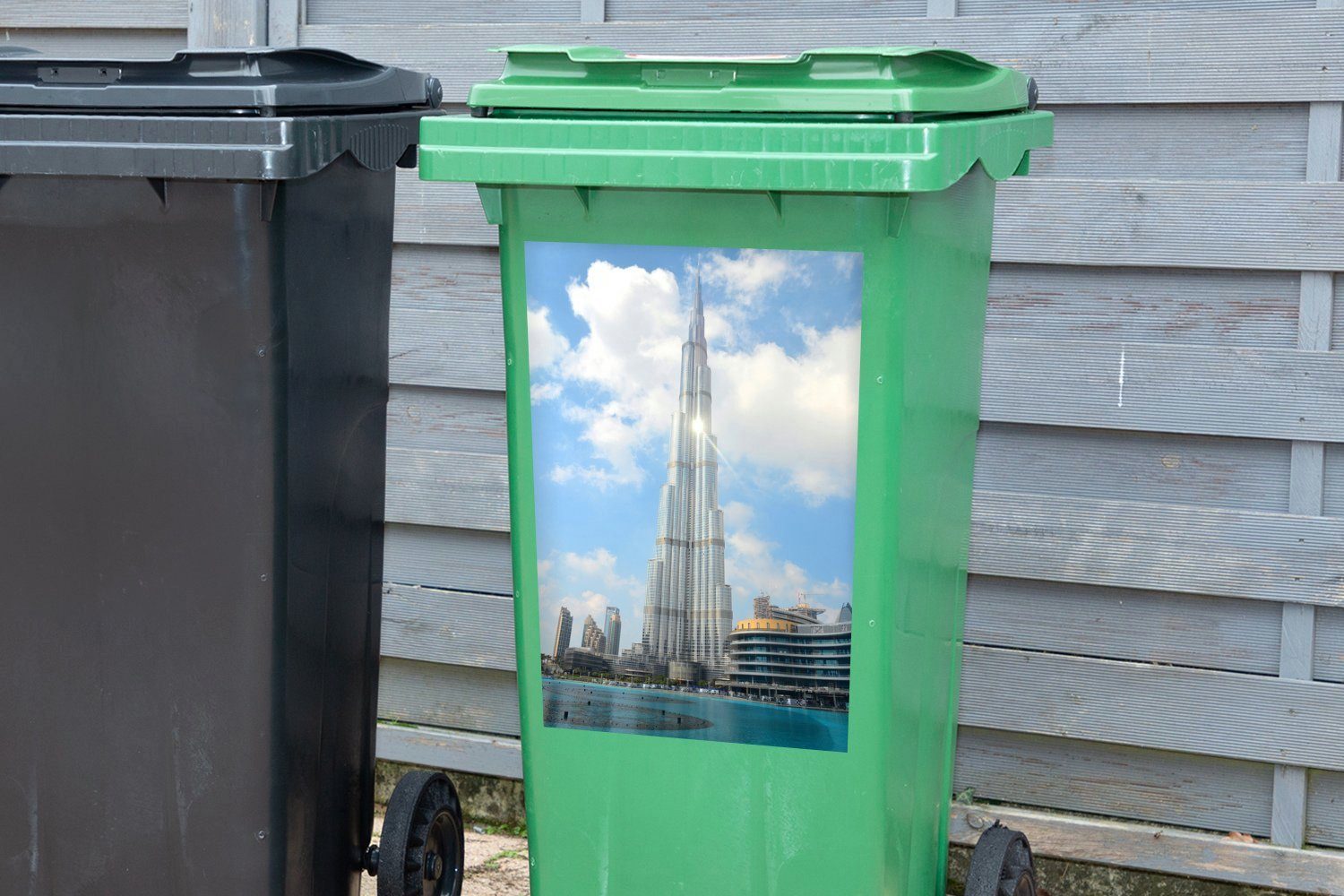 in Wandsticker Khalifa Container, Burj den Die MuchoWow scheint Sticker, St), (1 Mülleimer-aufkleber, auf Mülltonne, Dubai Sonne Abfalbehälter