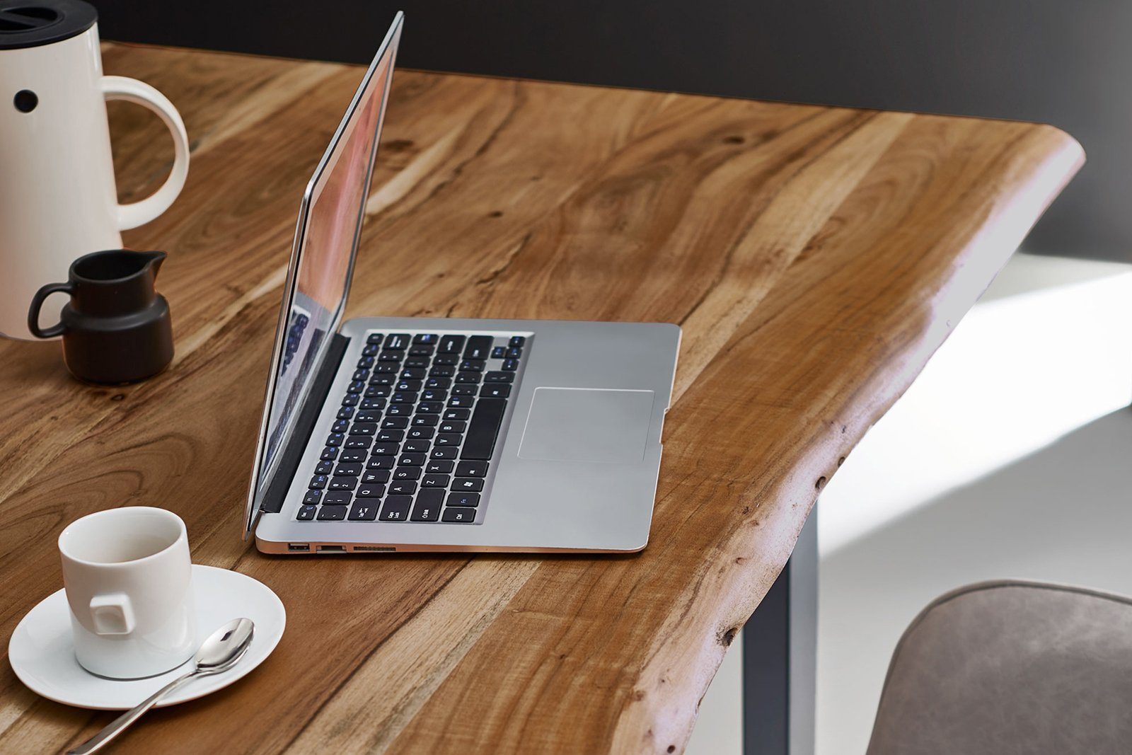 SAM® Baumkantentisch Neapel, massives Akazienholz, Baumkante, Metallgestell U-Form, bis 3 Meter