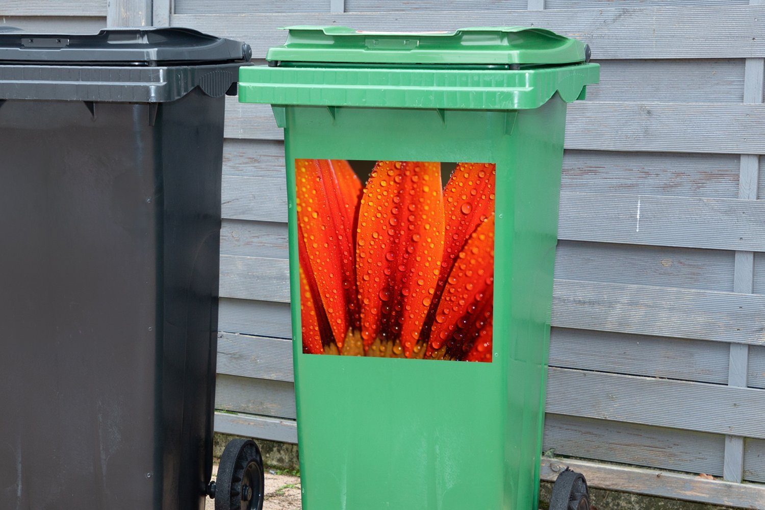 MuchoWow Wandsticker Orangefarbene Sticker, Abfalbehälter frühen St), Container, Mülleimer-aufkleber, Tautropfen (1 Mülltonne, Blüte mit