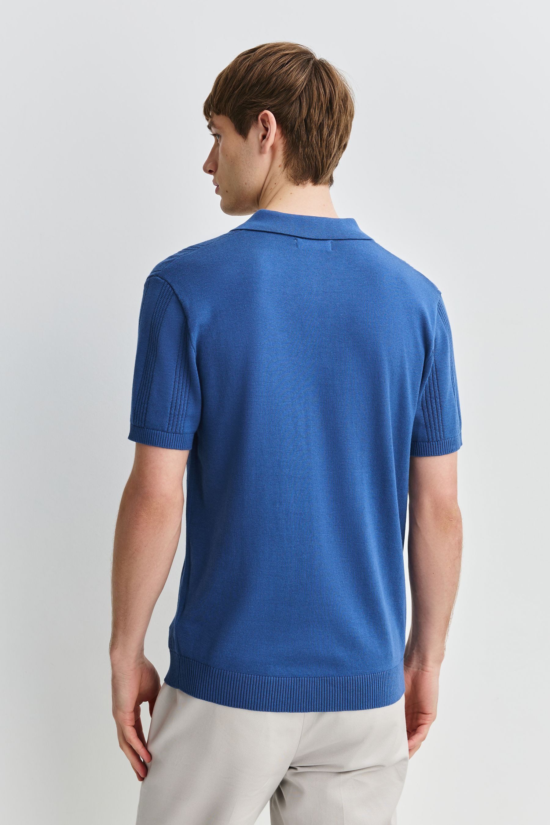Next Poloshirt Slim Fit Strick-Polohemd mit Pointelle-Streifen (1-tlg) – Bild 4 von 5