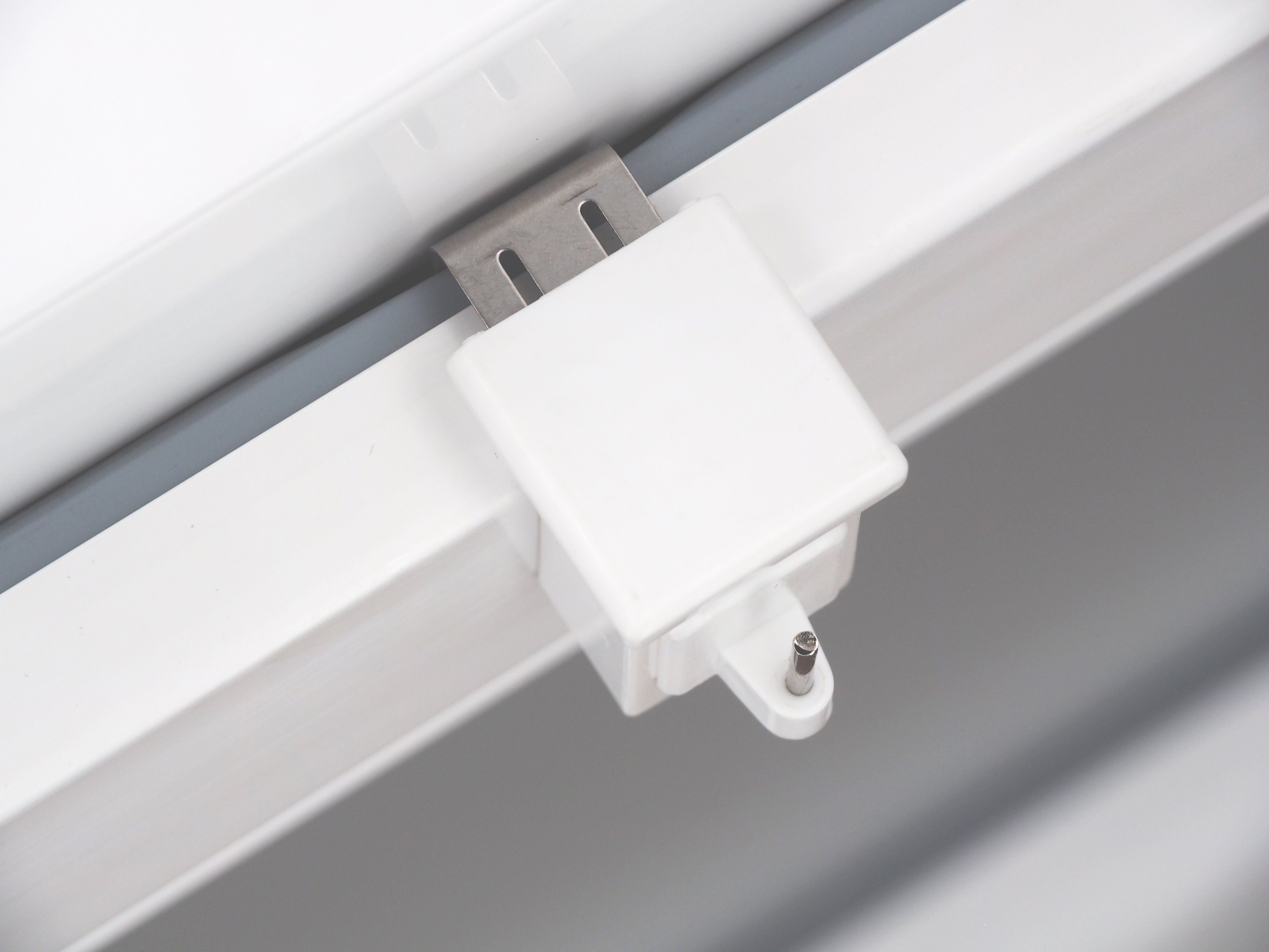 dekondo Fensterhaken Dekohaken Dekoklipp mit unterschiedlichen Aufsätzen, weiß, für einen Klemmbereich (Rahmenstärke des Fensters/Fensterdicke) von 10-27 mm, (4 – Bild 5 von 5