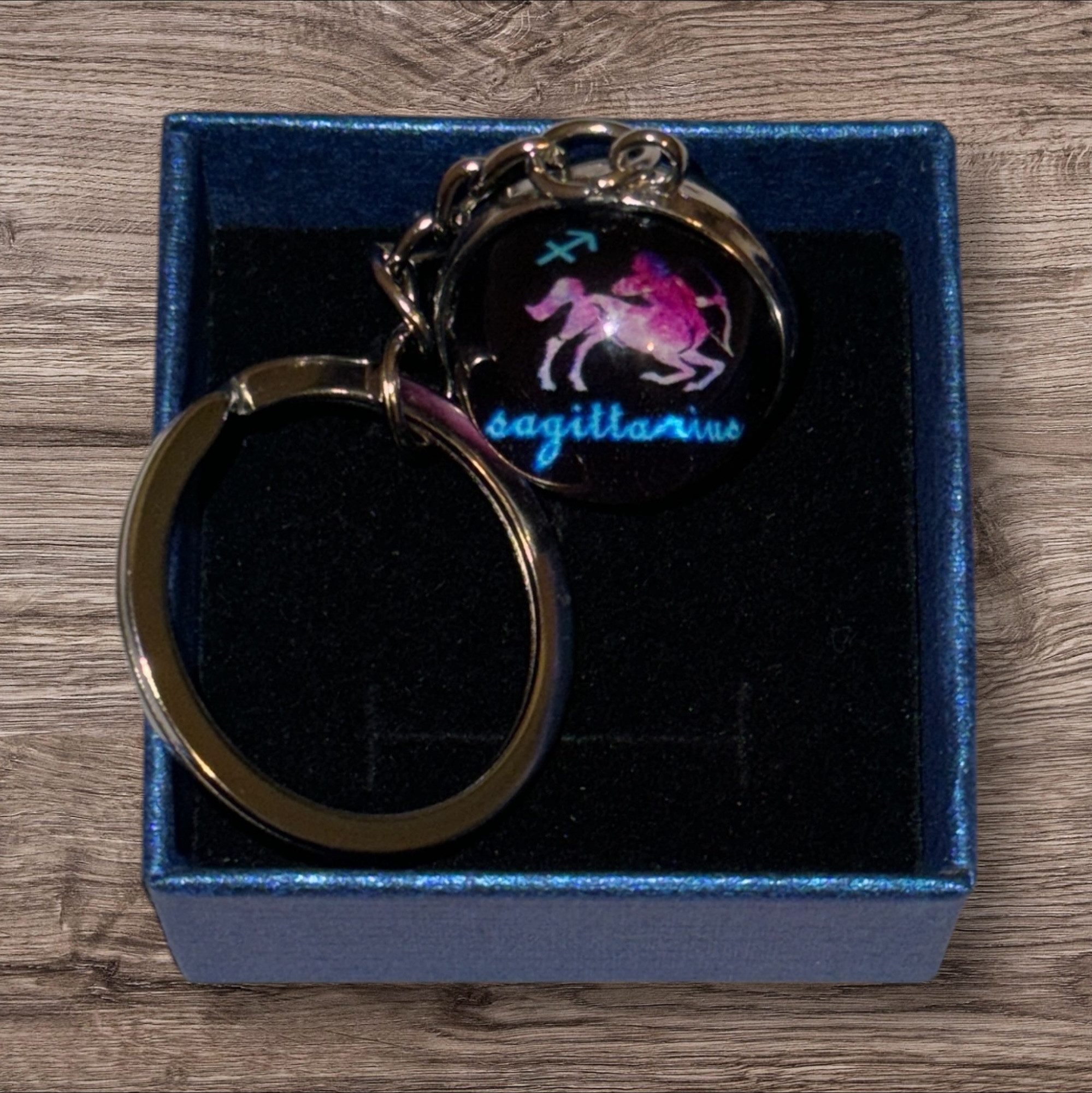 Stelby Schlüsselanhänger mit Gravur Schütze Sternzeichen Schlüsselanhänger 3D mit Geschenkbox (Weihnachtsgeschenk, Geburtstagsgeschenk, Valentinstaggeschenk, Gravur mit Glow-Effekt), langlebig, pflegeleicht, unisex