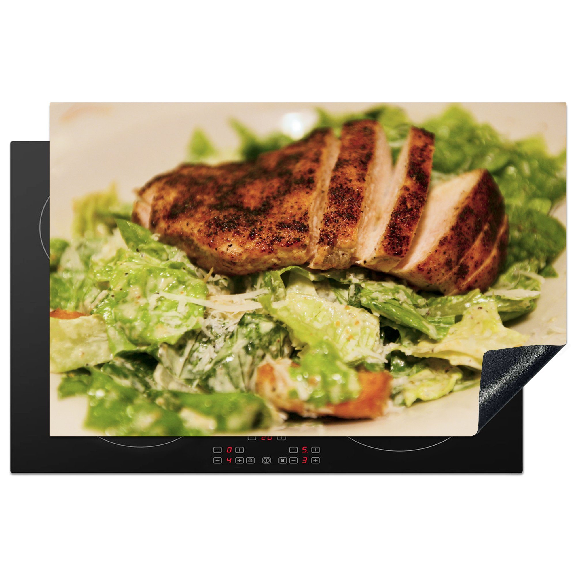 MuchoWow Herdblende-/Abdeckplatte Nahaufnahme eines Caesar-Salats mit gegrilltem Hähnchen, Vinyl, (1 tlg), 81x52 cm, Induktionskochfeld Schutz für die küche, Ceranfeldabdeckung