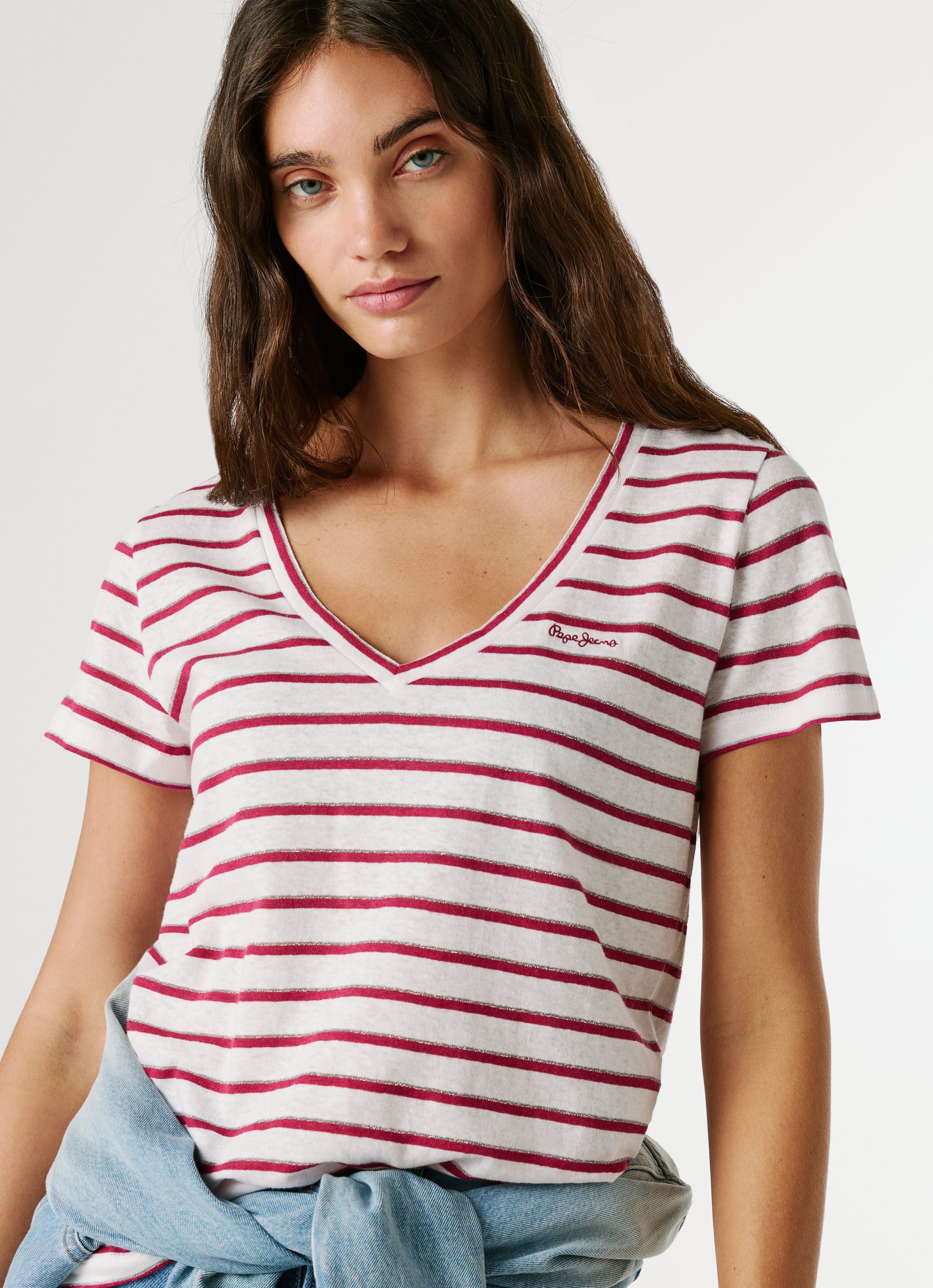 Pepe Jeans T-Shirt MEGAN V-NECK STRIPED aus Leinenmischung mit Glitzergarn