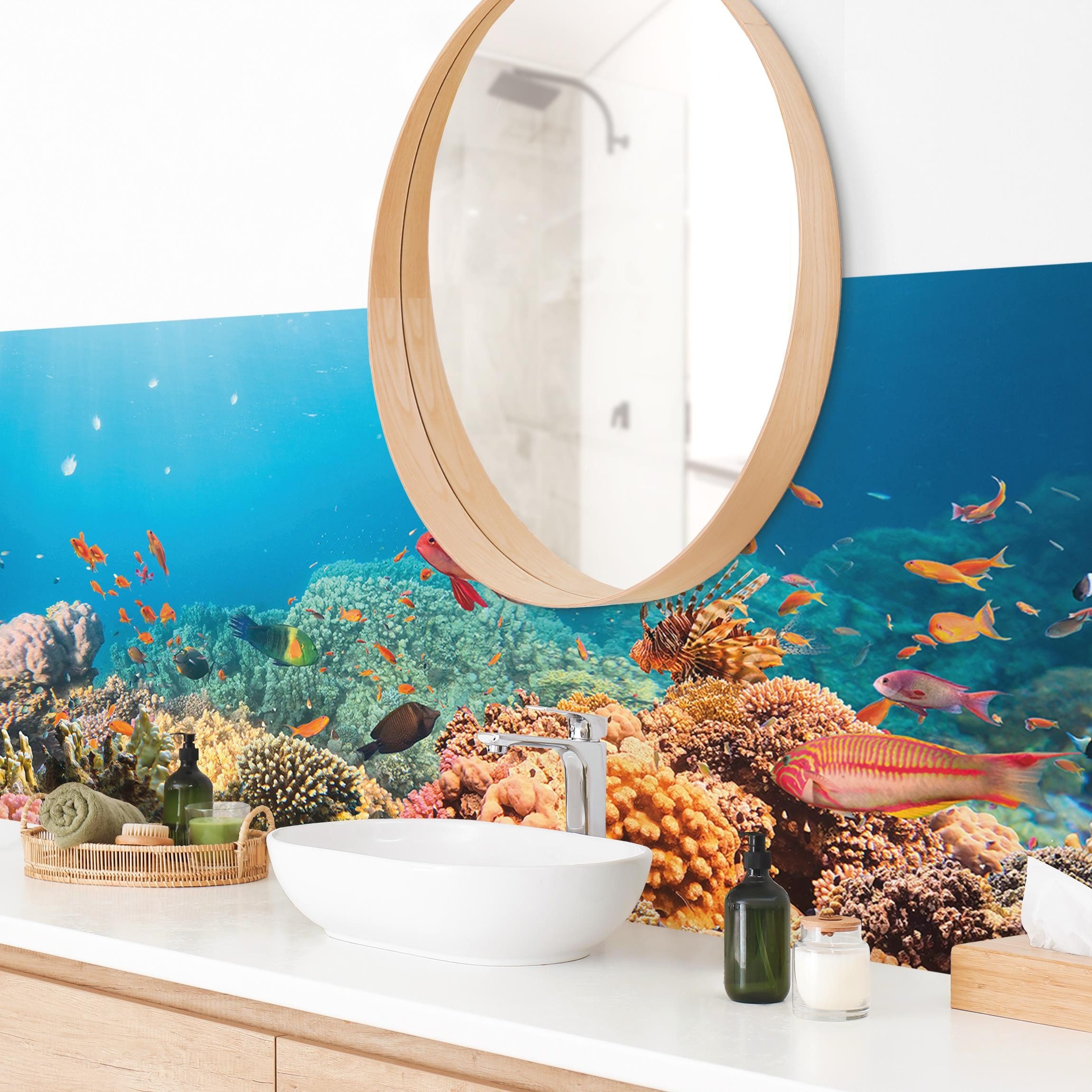 Bilderdepot24 Badrückwand blau fugenlose Wandverkleidung Bad mit Motiv, (Hartfolie matt » Selbstklebend SMART 0,35 mm), wasserfestes Wandpaneel Bunte Unterwasserwelt