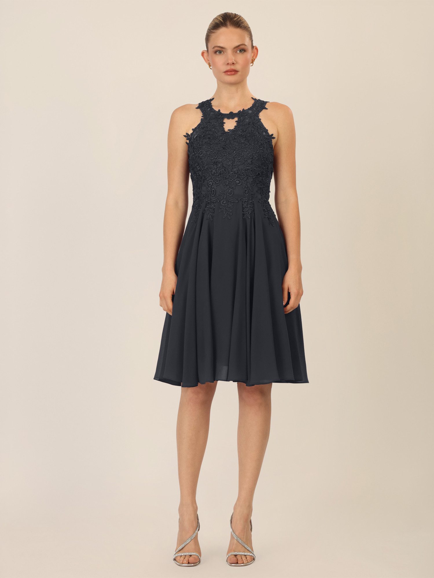 Apart Cocktailkleid mit Cut-Out-Rücken