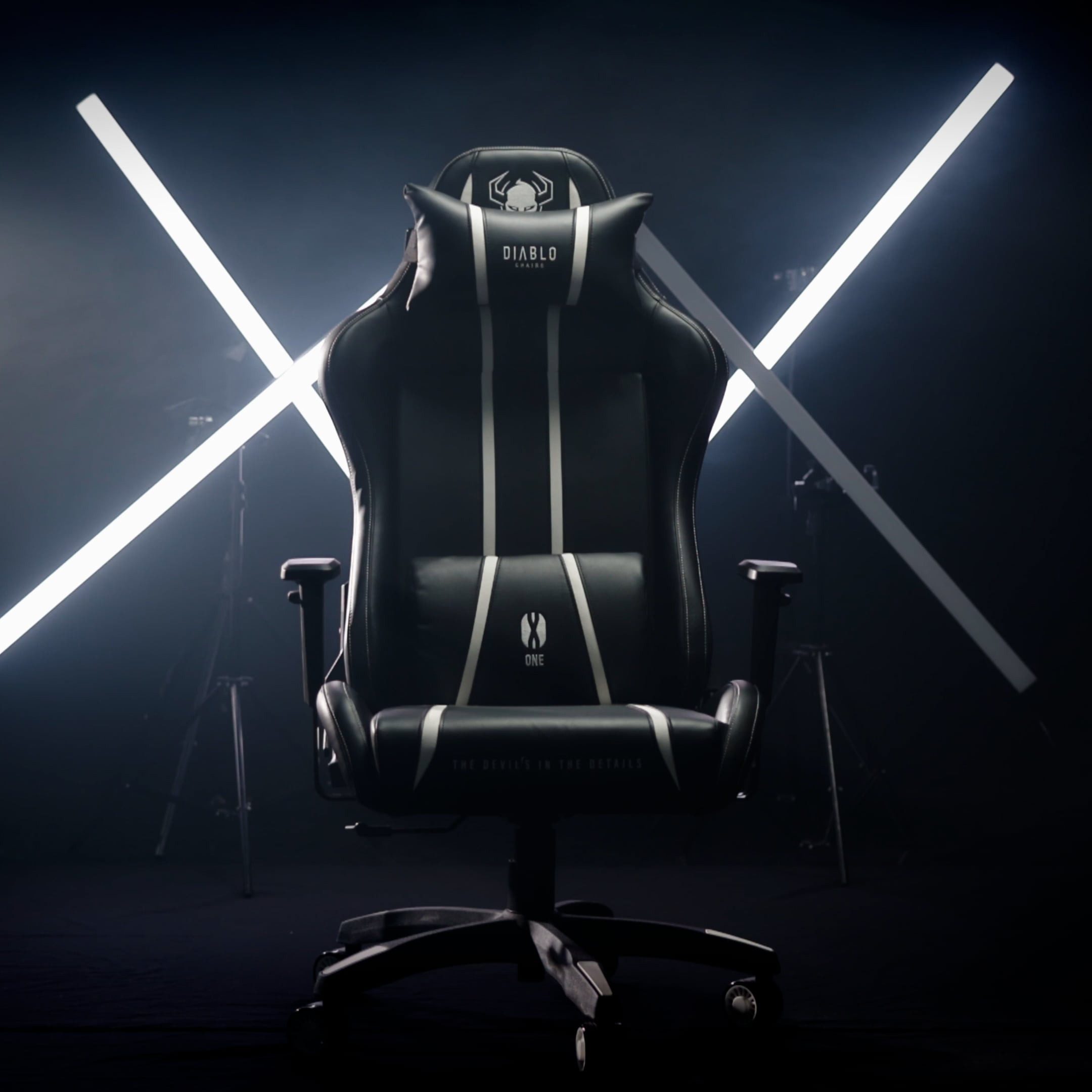 DIABLO CHAIRS Gaming-Stuhl X-One 2.0 HDS Ökoleder ergonomisch TiltTech Armlehnen Kopfstütze (Klasse-4-Gasfeder, Gummiräder bodenschonend, Kids S Normal L King XL), Lendenkissen Wippfunktion Metallbasis 3 Größen