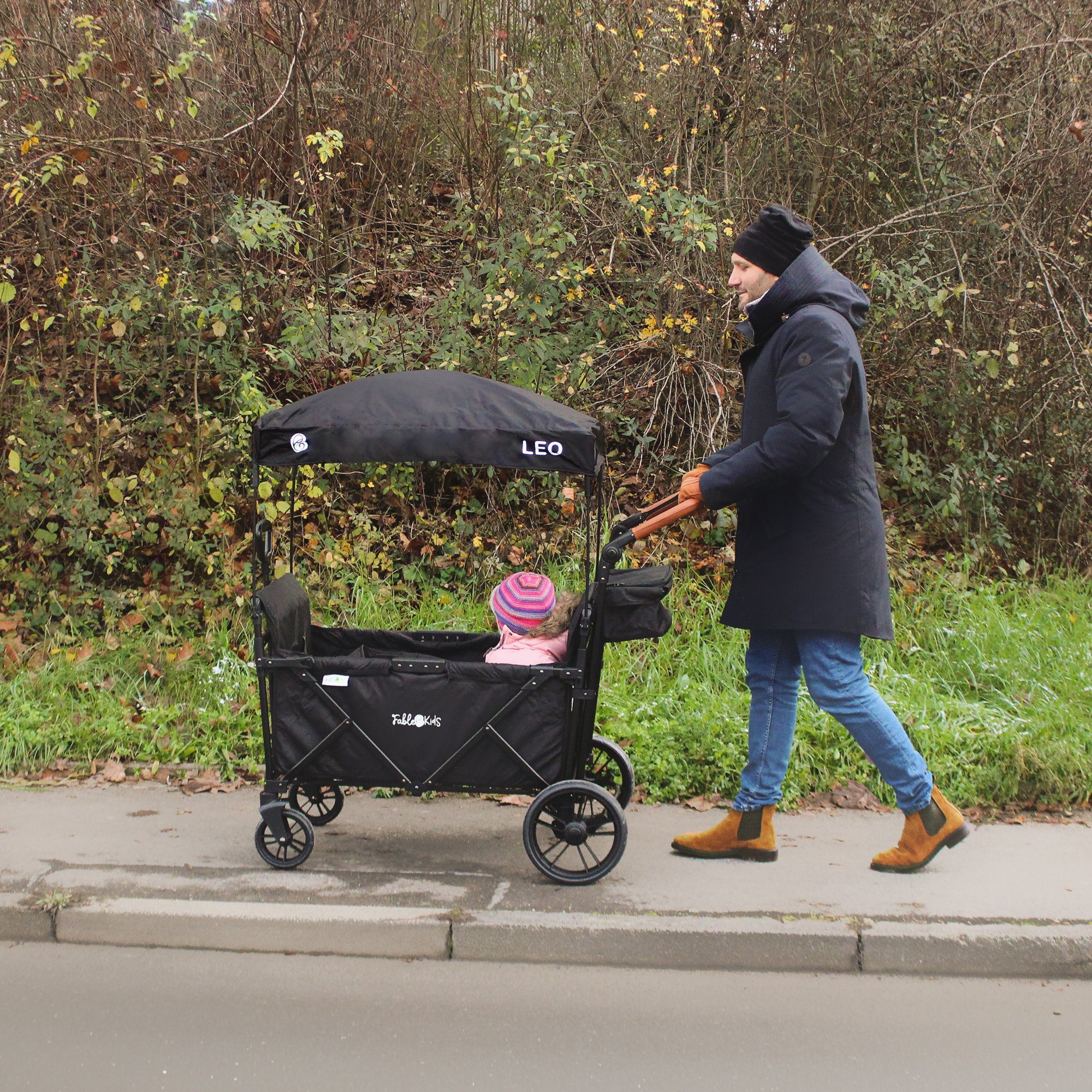 FableKids Bollerwagen LEO X2Lite – Faltbarer Transportwagen mit Dach 5-Punkt-Gurt (Onyx Schwarz), Hecktasche, Abdeckhaube