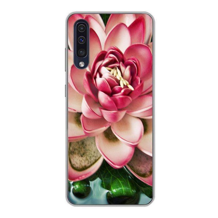 MuchoWow Handyhülle Ein Koi-Karpfen mit einer rosa Blume Handyhülle Samsung Galaxy A30s Smartphone-Bumper Print Handy