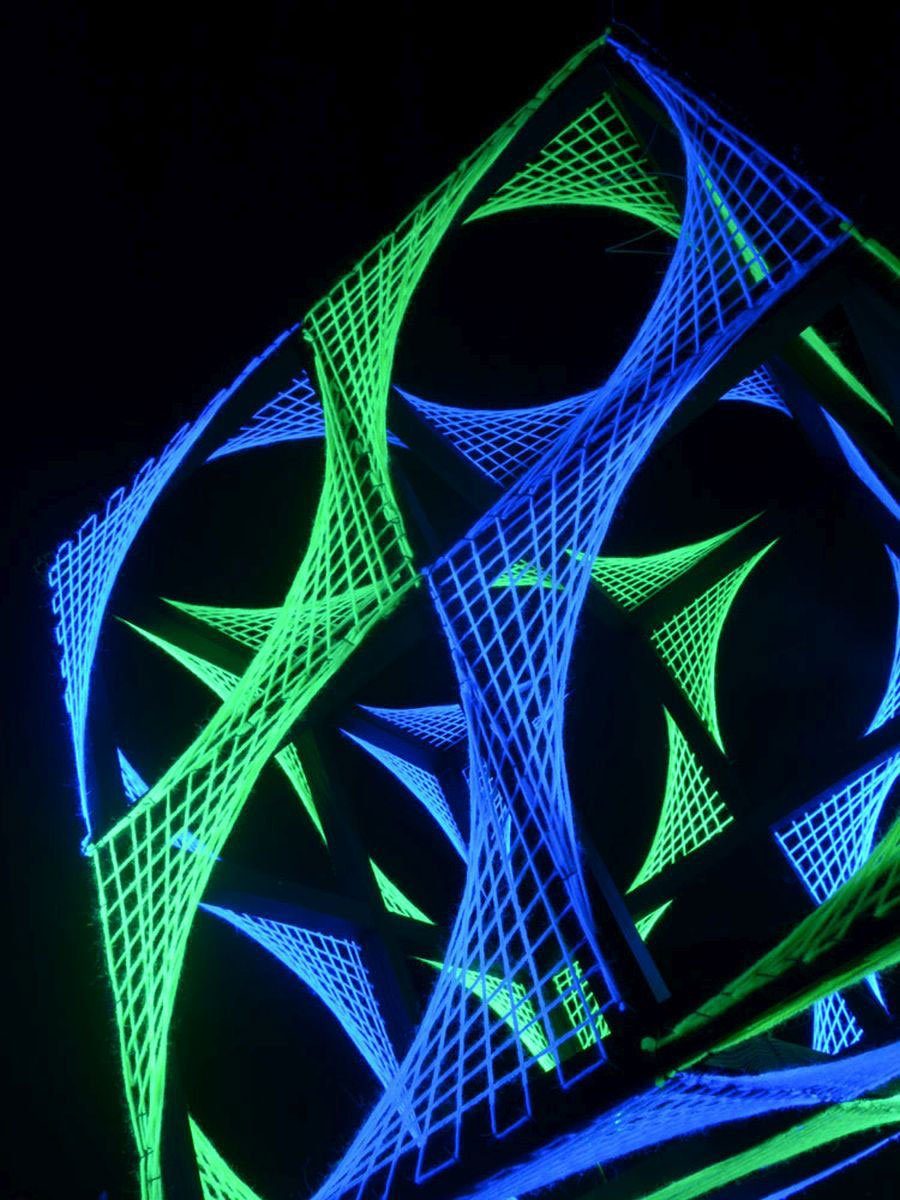 PSYWORK Dekoobjekt Schwarzlicht 3D StringArt Fadendeko Würfel "Slanted Cube", 55cm, UV-aktiv, leuchtet unter Schwarzlicht