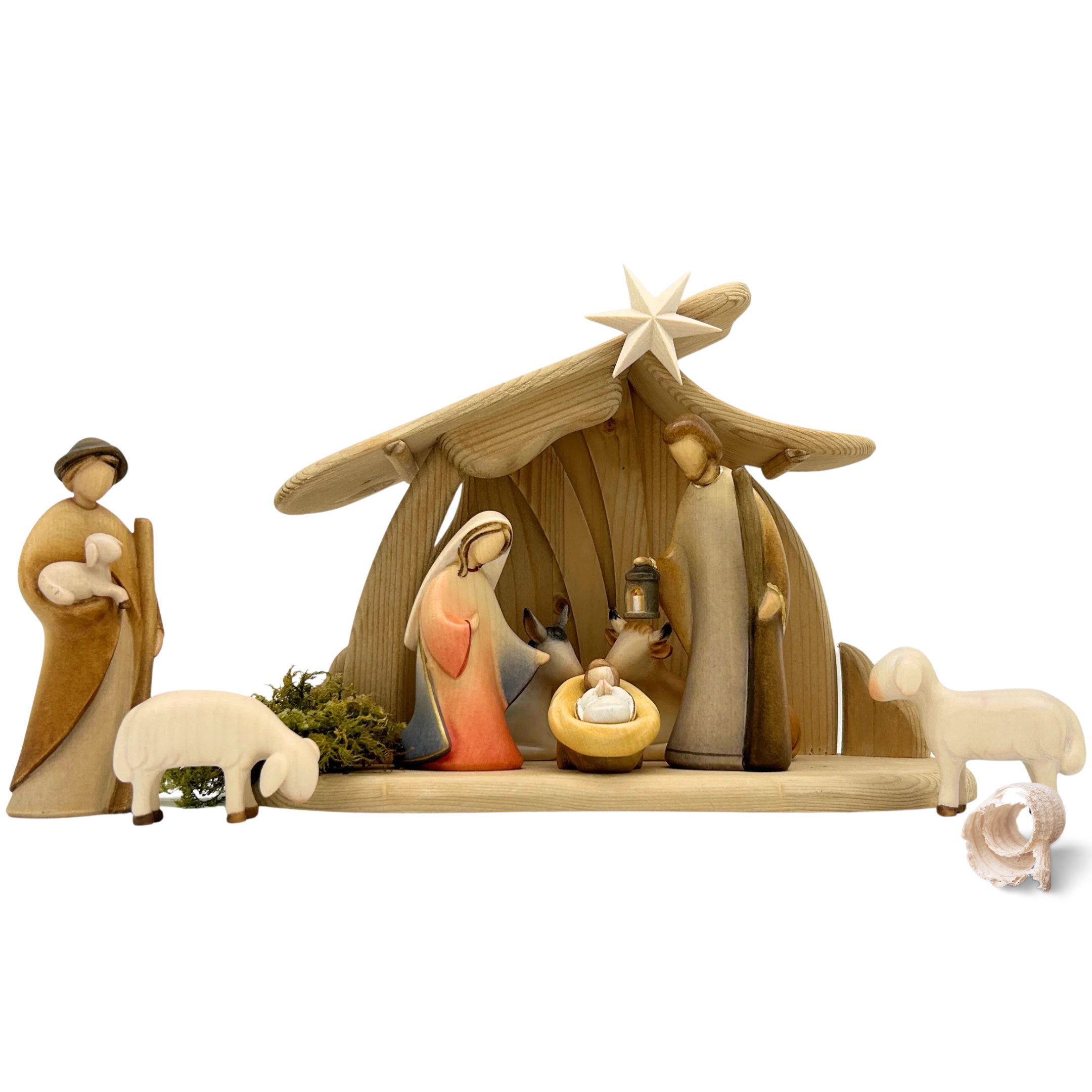 Akantus Krippe Weihnachtskrippe aus Holz: 8-teiliges Set (bemalt) mit Familienstall, holzgeschnitzt, Ahornholz, Made in Südtirol