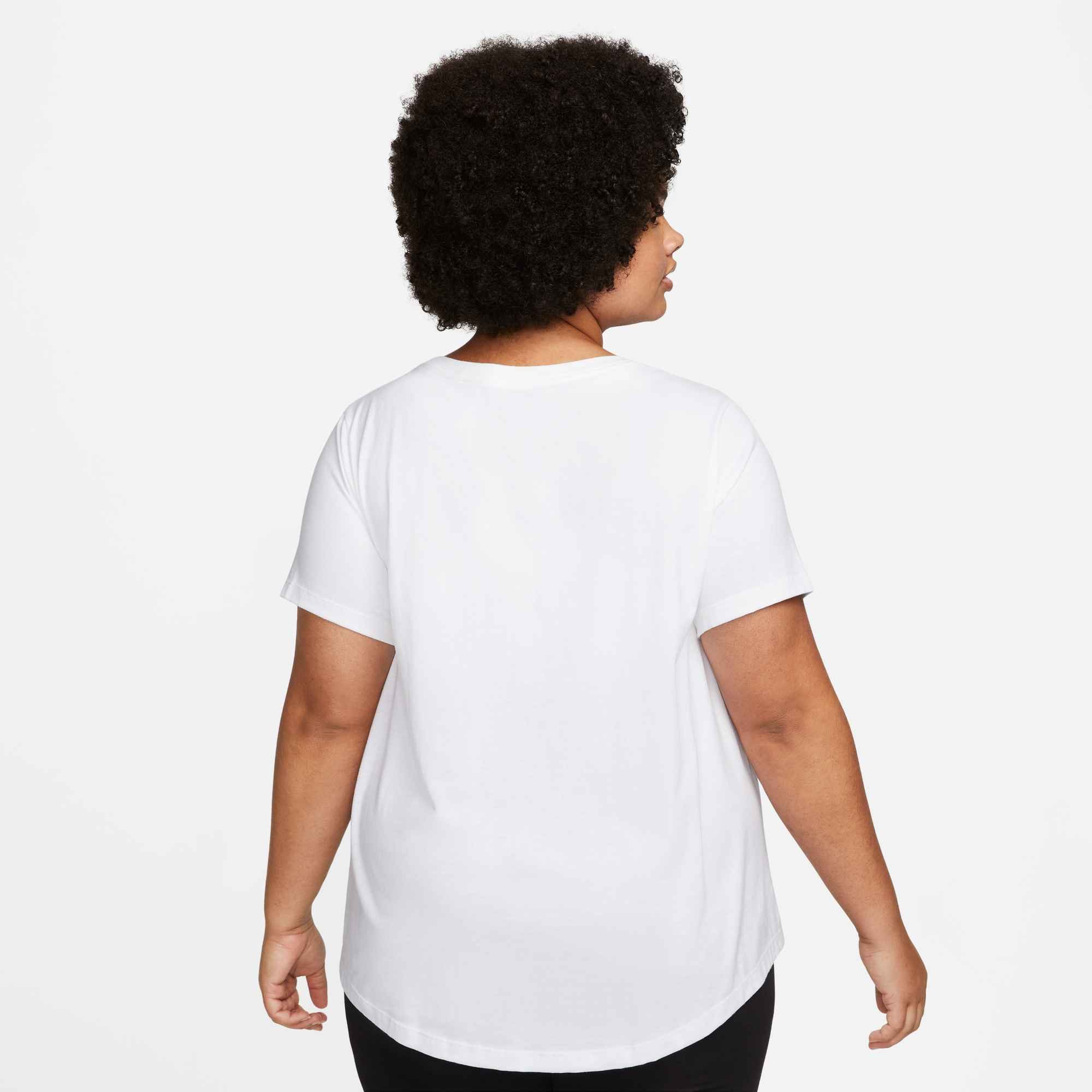 Nike Sportswear T-Shirt CLUB ESSENTIALS WOMEN'S T-SHIRT (PLUS SIZE) etwas weiterer Schnitt, kürzere Länge am Body, sportlicher Stil