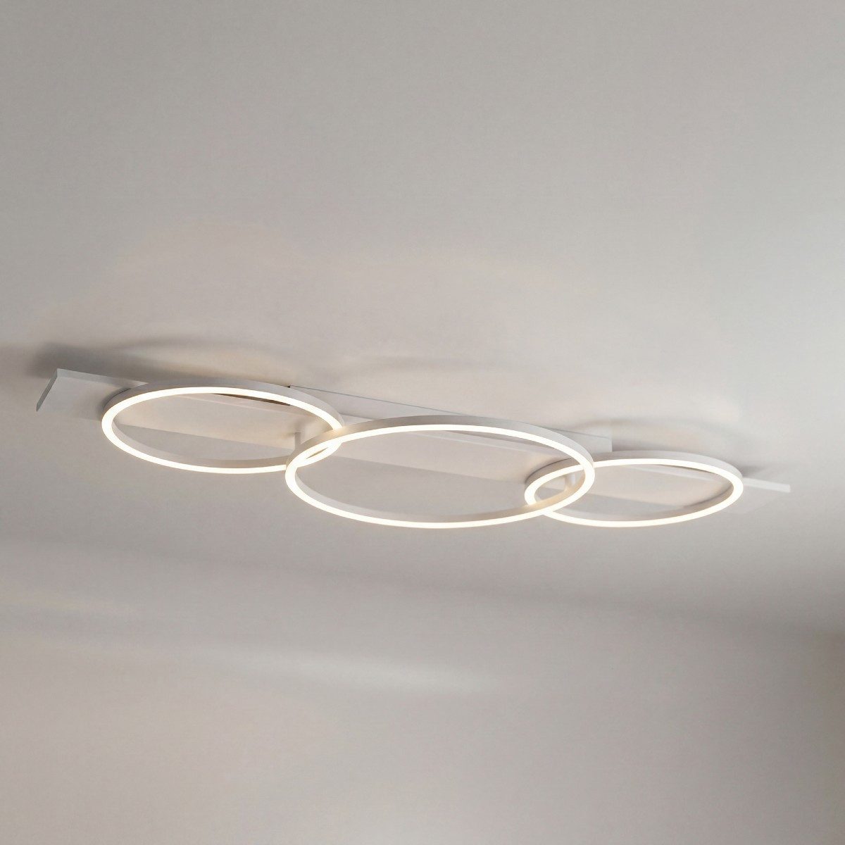 Liadomo LED Deckenleuchte Sintra, dimmbar, modern, für Wohnzimmer & Schlafzimmer, 3-flammig, 3-Stufen-Dimmer, LED fest integriert, Warmweiß, aus Aluminium, Weiß, rund, 100 cm lang