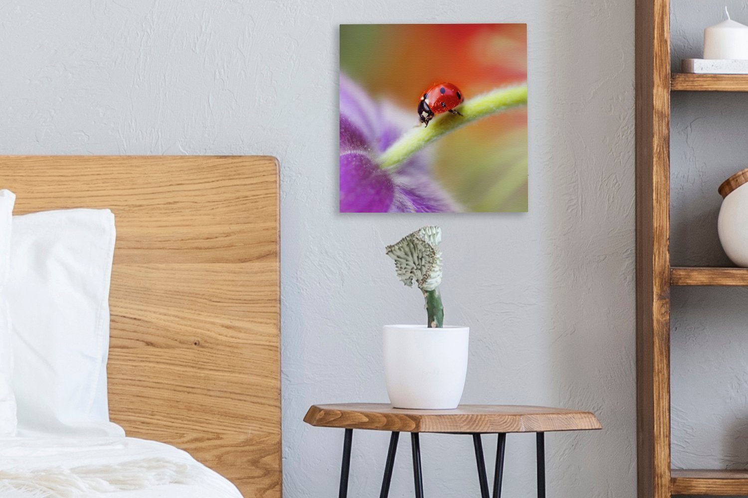auf (1 Blume, Wohnzimmer Bilder Marienkäfer einer OneMillionCanvasses® Schlafzimmer Leinwandbild St), für Leinwand lila