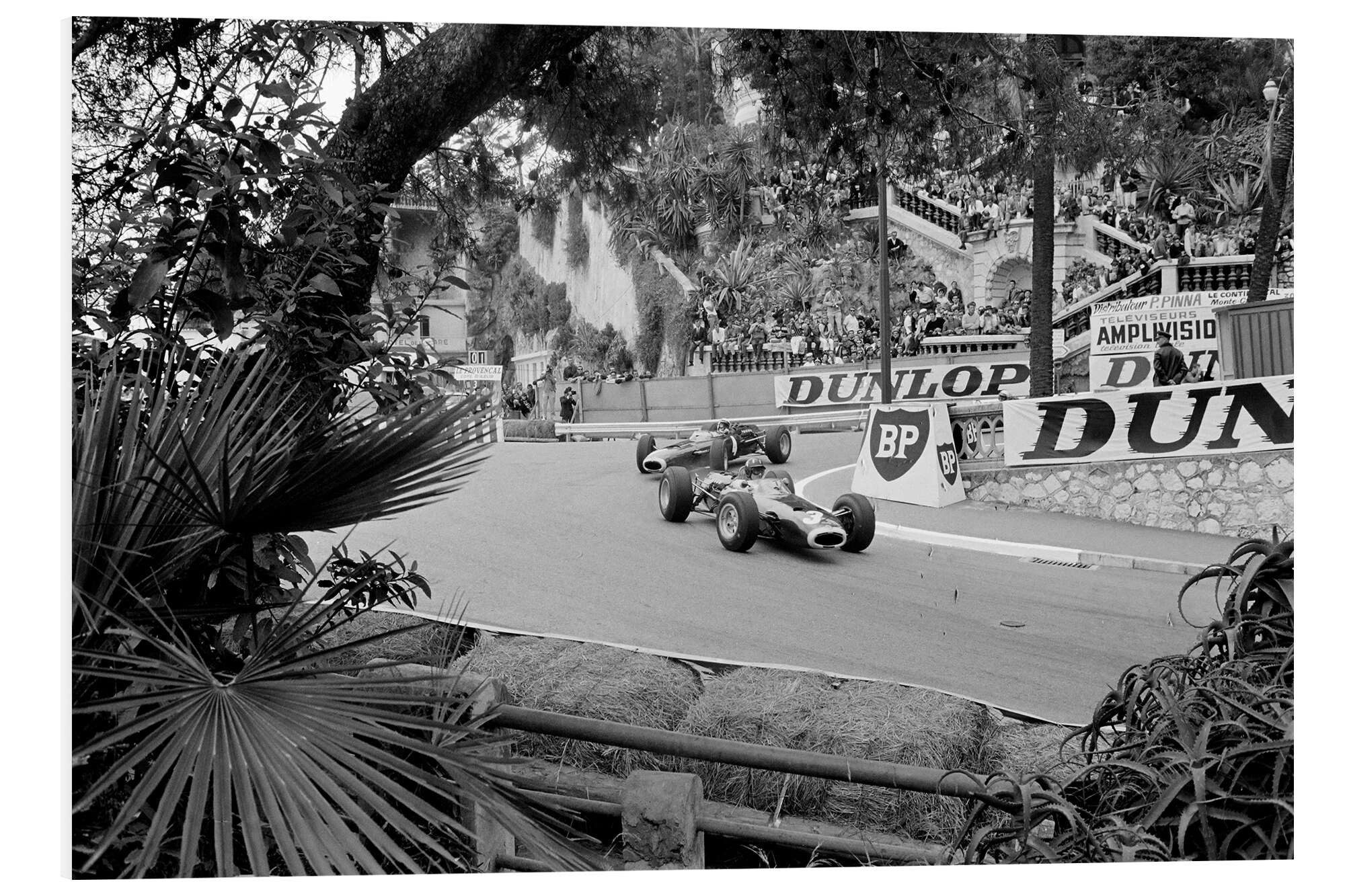 Posterlounge Forex-Bild Motorsport Images, Graham Hill vor Jackie Stewart, Monte Carlo, Monaco 1965, Vintage Fotografie