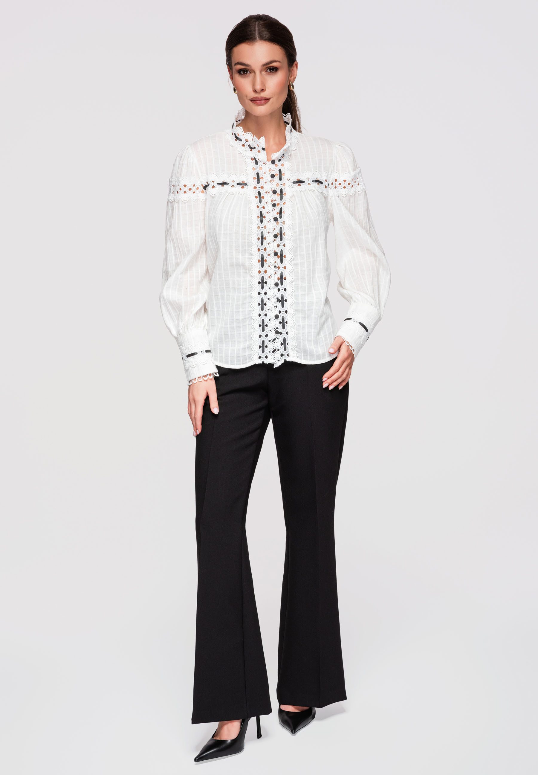 OMBRE Hemdbluse Damen Bluse mit Spitze im Vintage-Stil Weiß M/L (kein Set, 1-tlg) Ażurowe wstawki, dekoracyjna taśma przewleczona przez koronkę