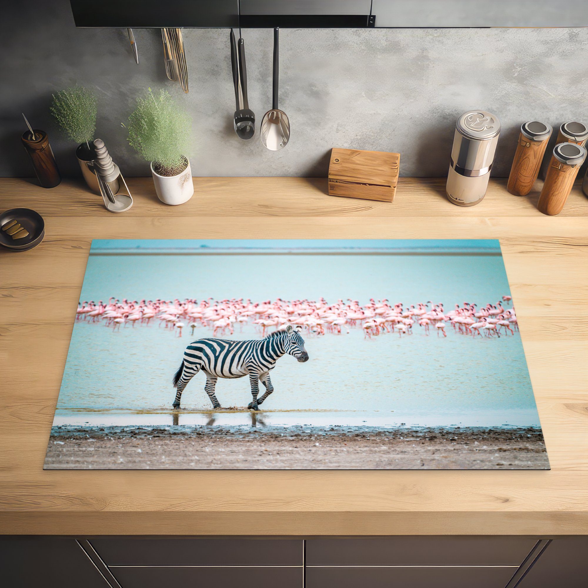 MuchoWow Herdblende-/Abdeckplatte Zebra läuft küche, in der Ceranfeldabdeckung Wasser durch (1 cm, Nähe Savanne, Vinyl, von 81x52 tlg), in der Induktionskochfeld Schutz Flamingos die für