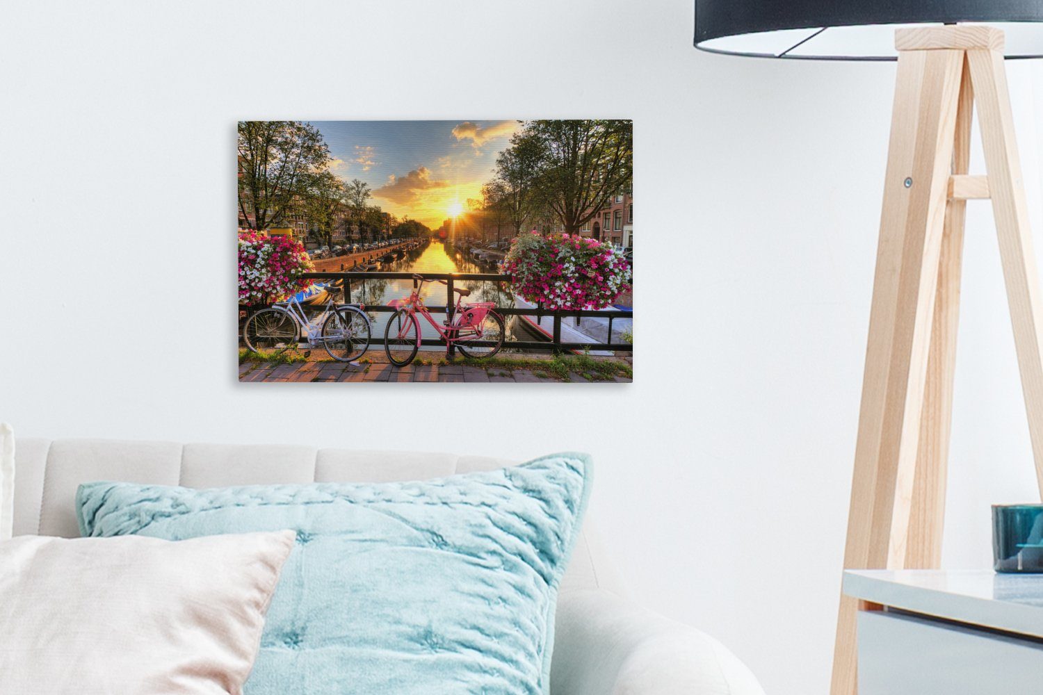 OneMillionCanvasses® Leinwandbild Amsterdam - Blumen - Brücke - Fahrrad - Sonnenuntergang, Fotodruck (1 St), Leinwand Bilder Klein, Wand Dekoration Aesthetic 30x20 cm