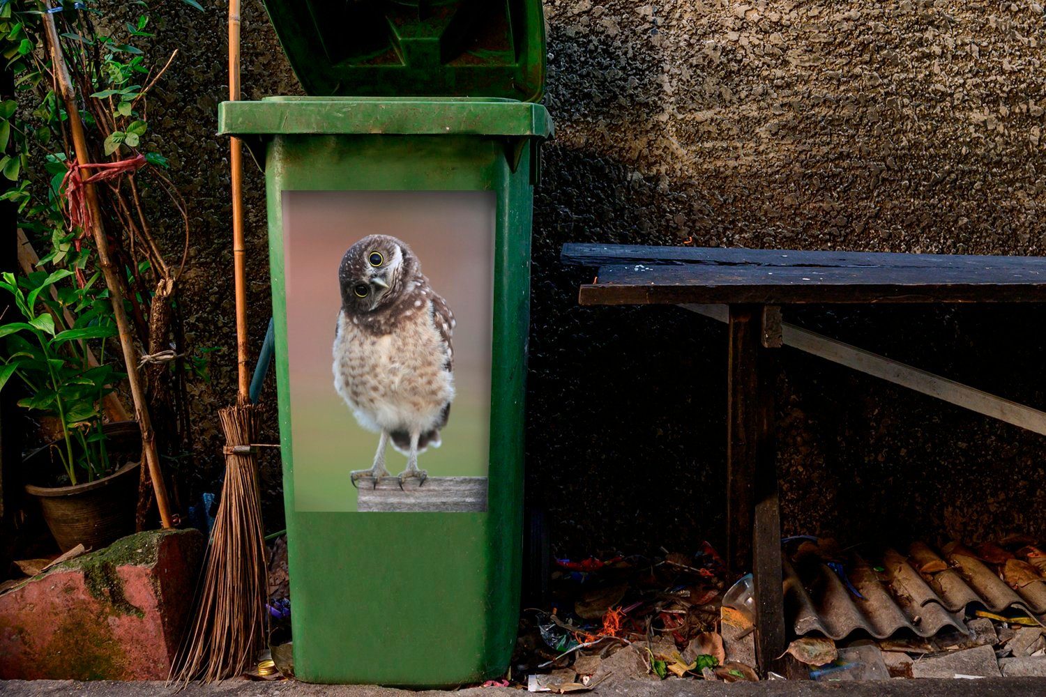MuchoWow Wandsticker Eule mit Mülltonne, gedrehtem Abfalbehälter Container, Kopf Sticker, (1 St), Mülleimer-aufkleber