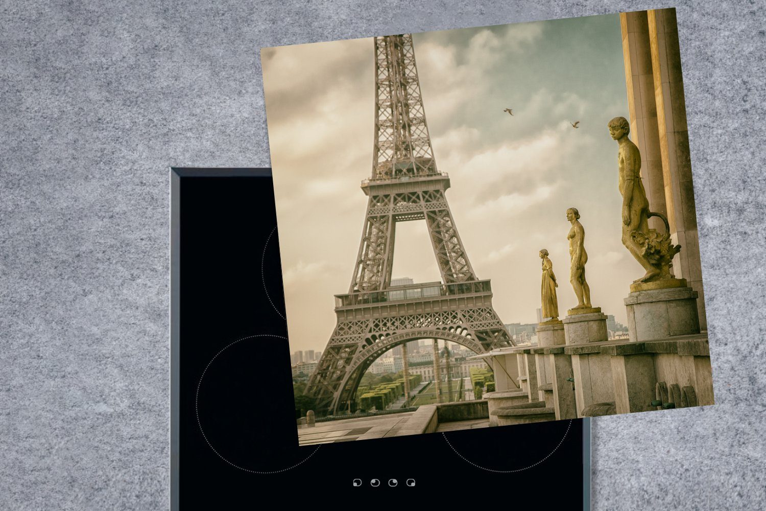 die Herdblende-/Abdeckplatte Arbeitsplatte schönen und tlg), Palais Chaillot, Vinyl, Eiffelturm Ceranfeldabdeckung, (1 Statuen des Der 78x78 de für MuchoWow cm, küche