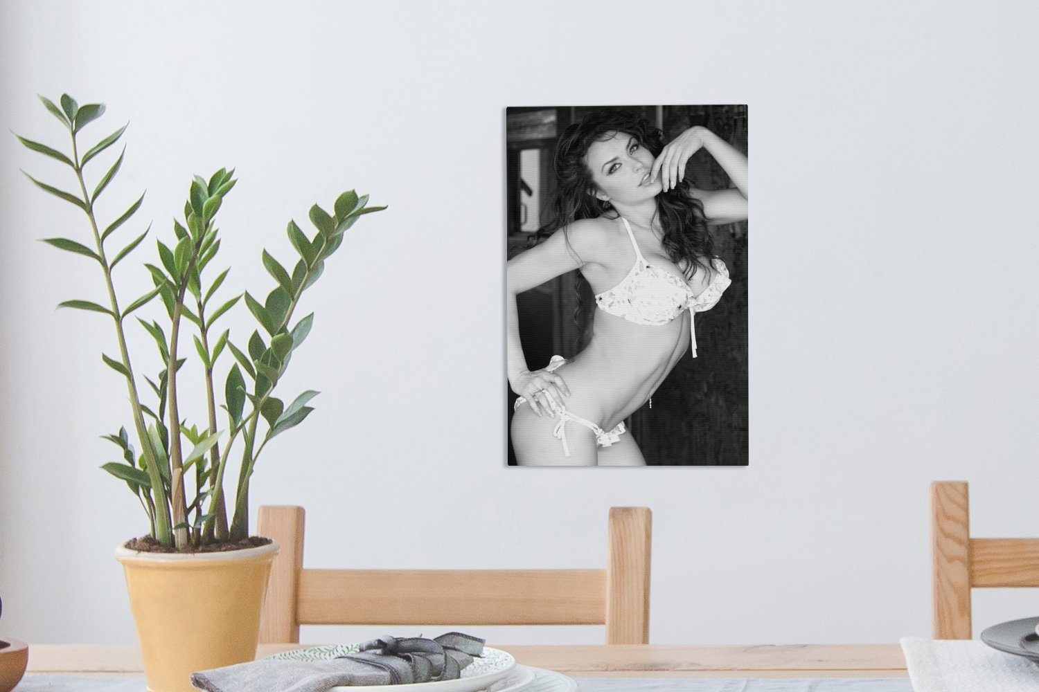 Leinwandbild Bikini Frau - OneMillionCanvasses® Leinwandbild fertig weiß, Zackenaufhänger, St), schwarz und bespannt 20x30 Eine Gemälde, inkl. (1 mit cm