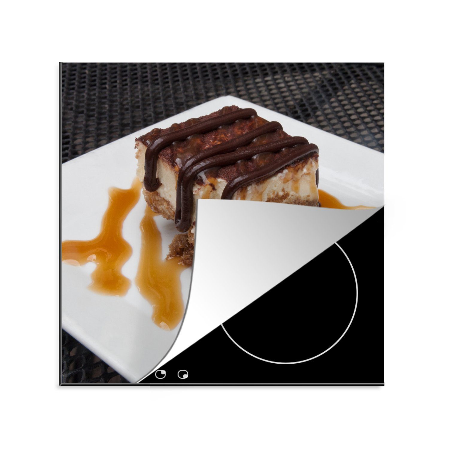 MuchoWow Herdblende-/Abdeckplatte Seitenansicht eines Tiramisu-Desserts, serviert auf einem, Vinyl, (1 tlg), 78x78 cm, Ceranfeldabdeckung, Arbeitsplatte für küche