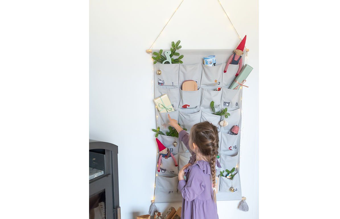 KINDSGUT Adventskalender Kindsgut Adventskalender, Für Kinder und Klein-Kinder, mit 24 Türchen, dezente Farben