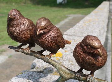 Bronzeskulpturen Skulptur Bronzefigur drei Vögel auf Ast Spatzengruppe