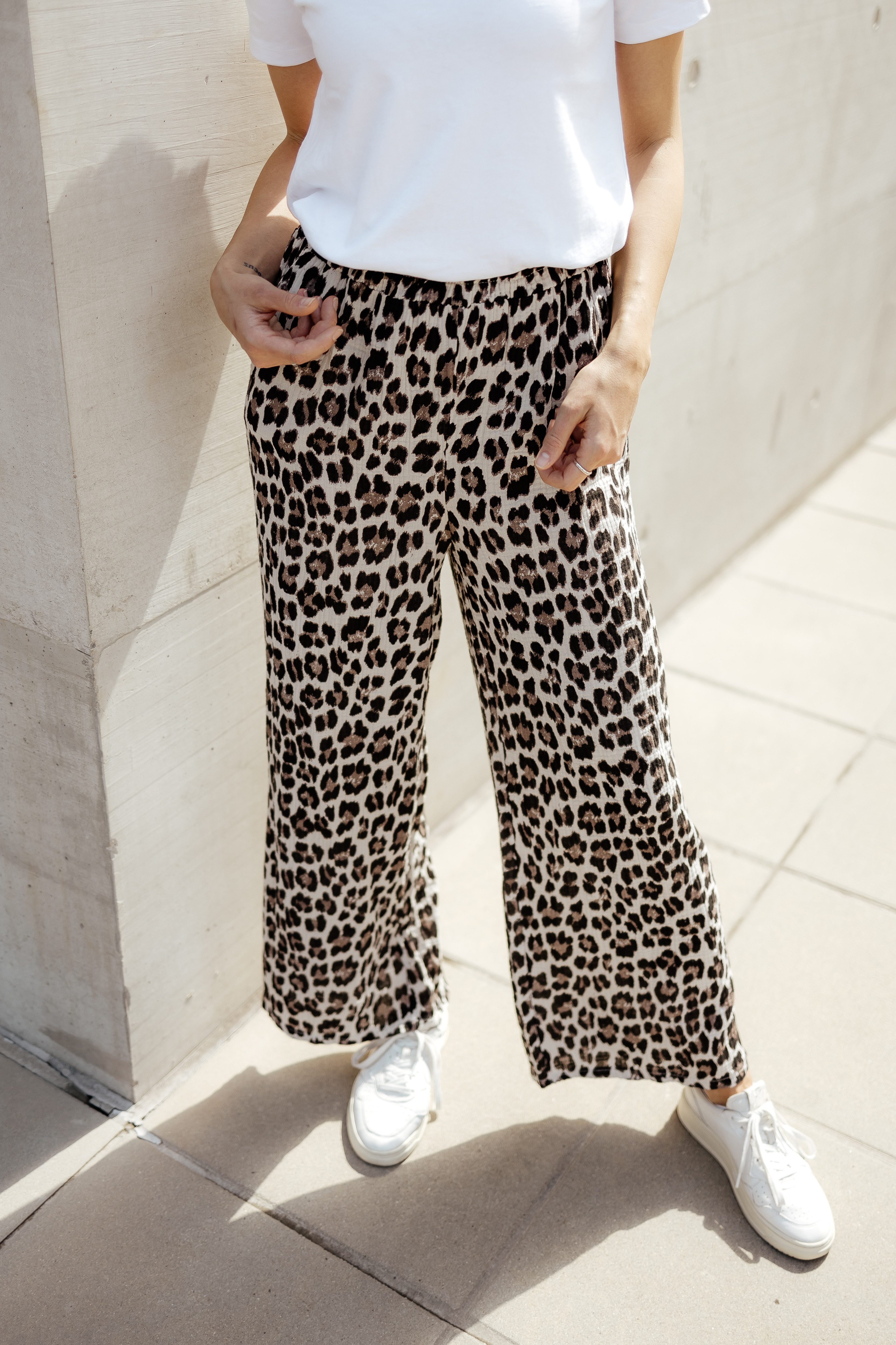 von Herzen Stoffhose Musselinhose – Lange Leo Musselinhose – Animalprint günstig online kaufen