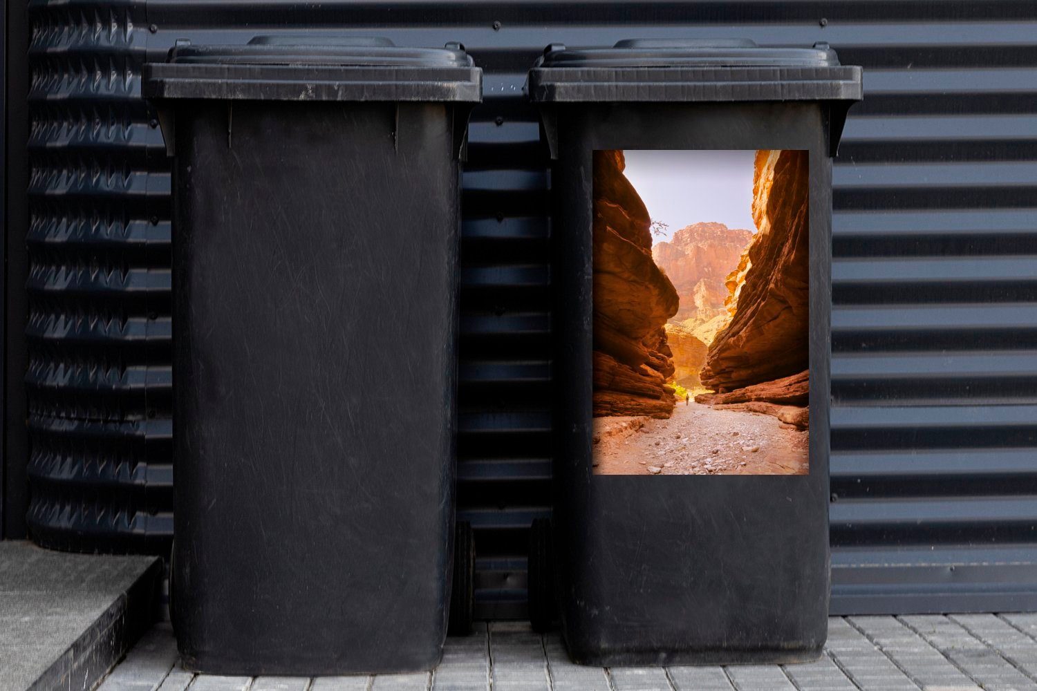 MuchoWow Wandsticker Mann wandert durch (1 St), Sticker, Mülleimer-aufkleber, Mülltonne, Container, Abfalbehälter Grand den Canyon