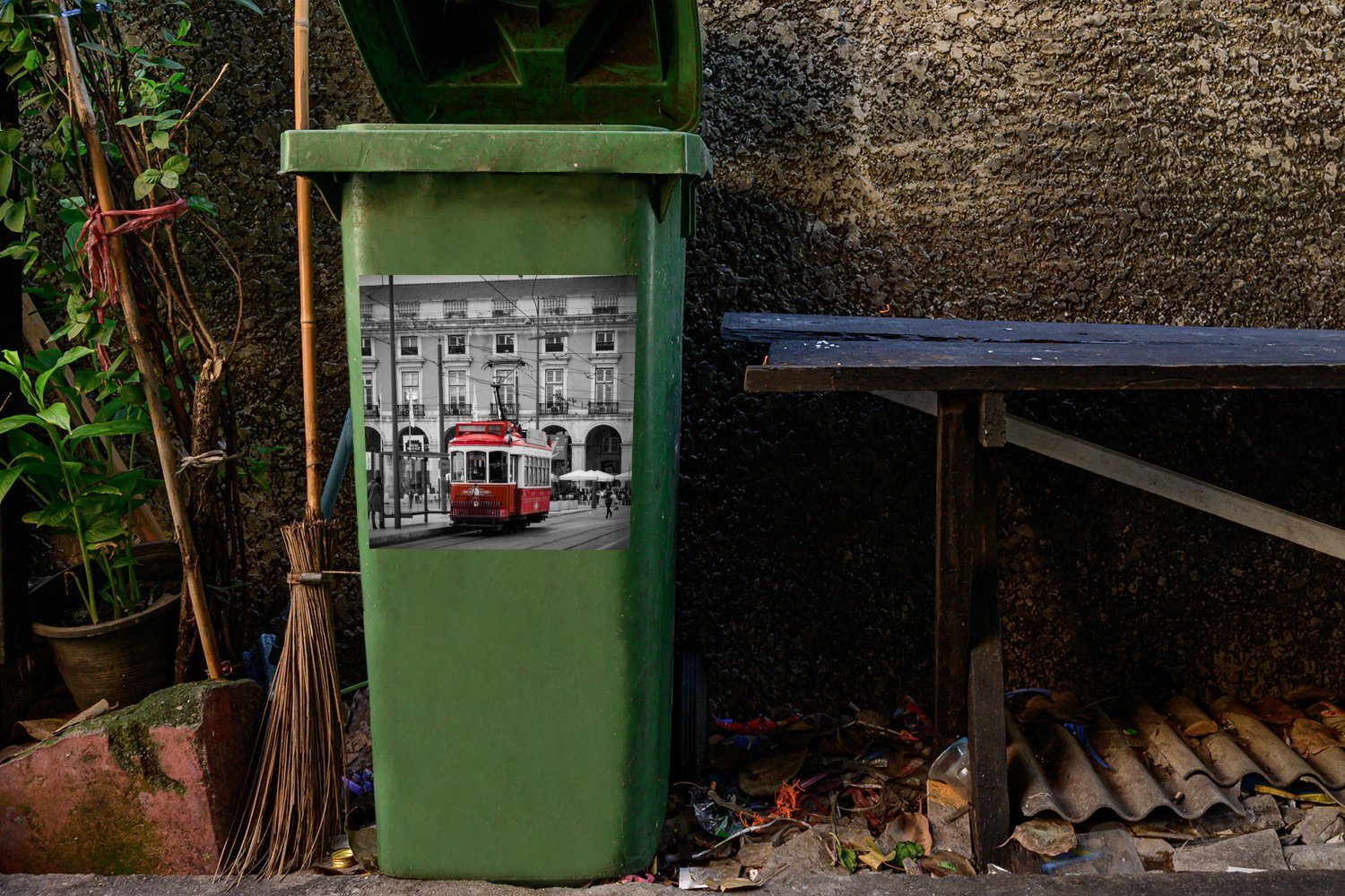 Straßenbahn Container, (1 Schwarz-Weiß-Foto Abfalbehälter St), Mülleimer-aufkleber, einer MuchoWow Sticker, mit Wandsticker roten Mülltonne,
