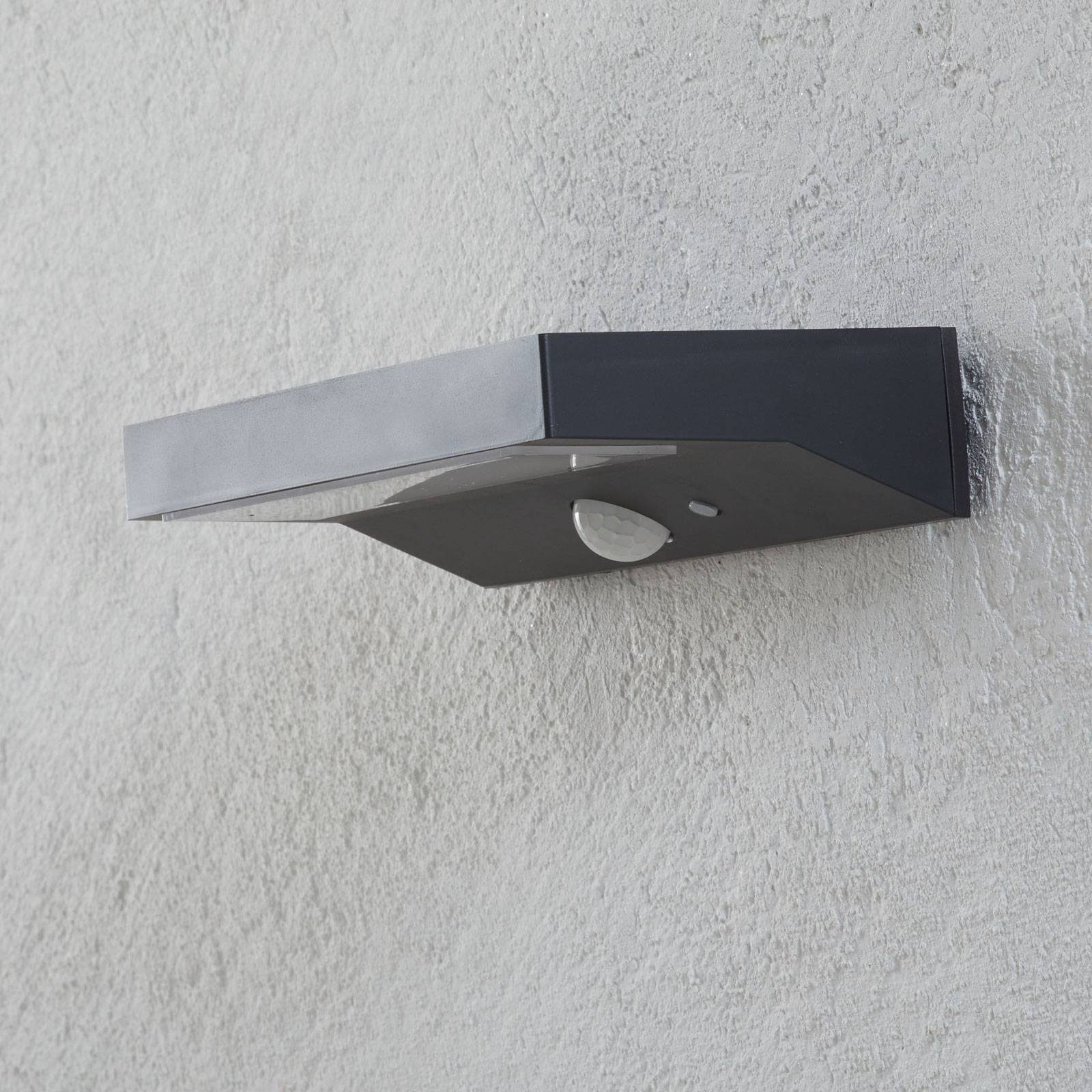 Lindby Außen-Wandleuchte Maresia, LED, Kunststoff Alu warmweiß IP44mit Bewegungsmelder, 1 x 6 W LED, warmweiß