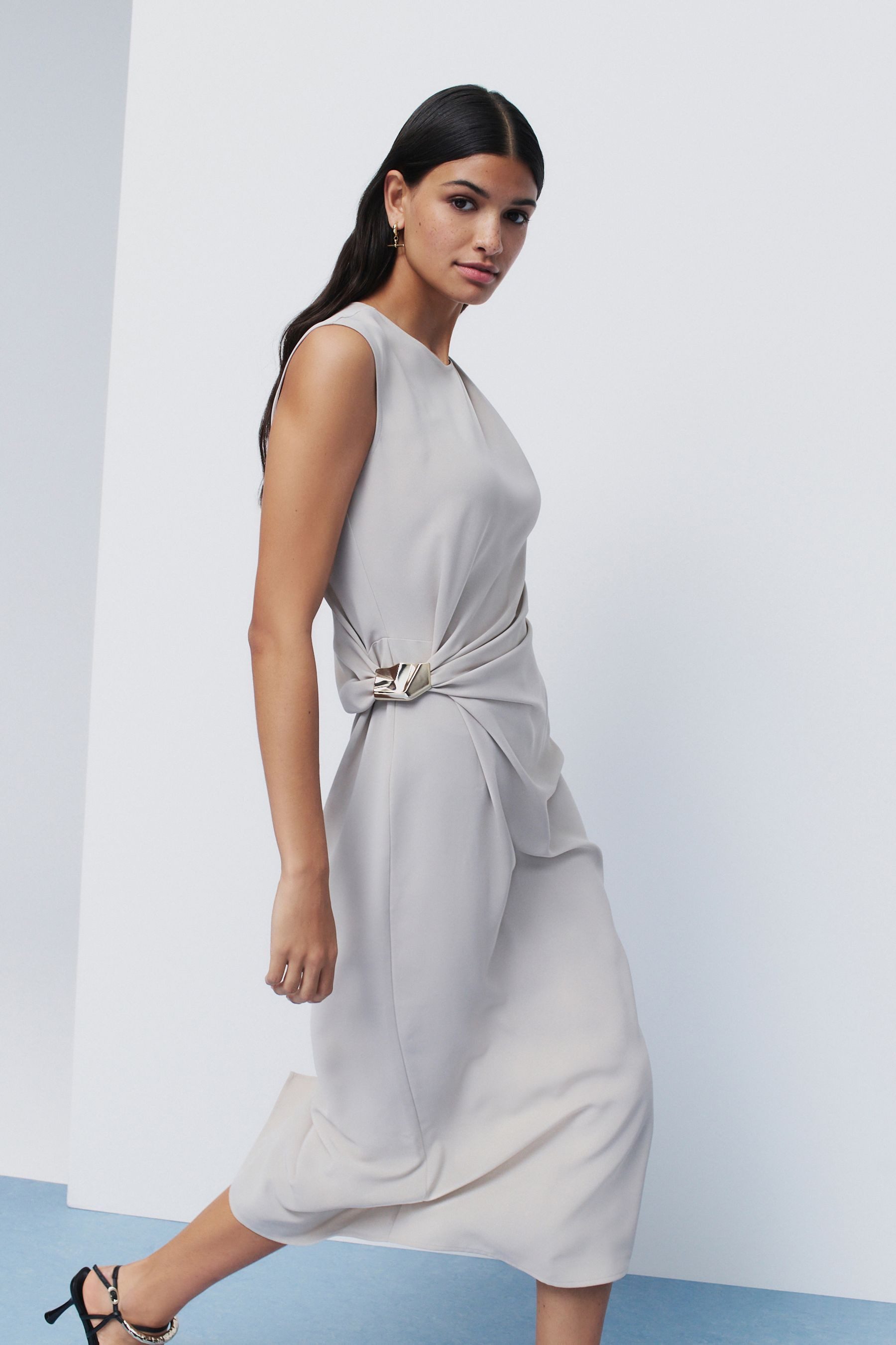 Next Midikleid Drapiertes Midikleid mit goldfarbenem Beschlag (1-tlg)